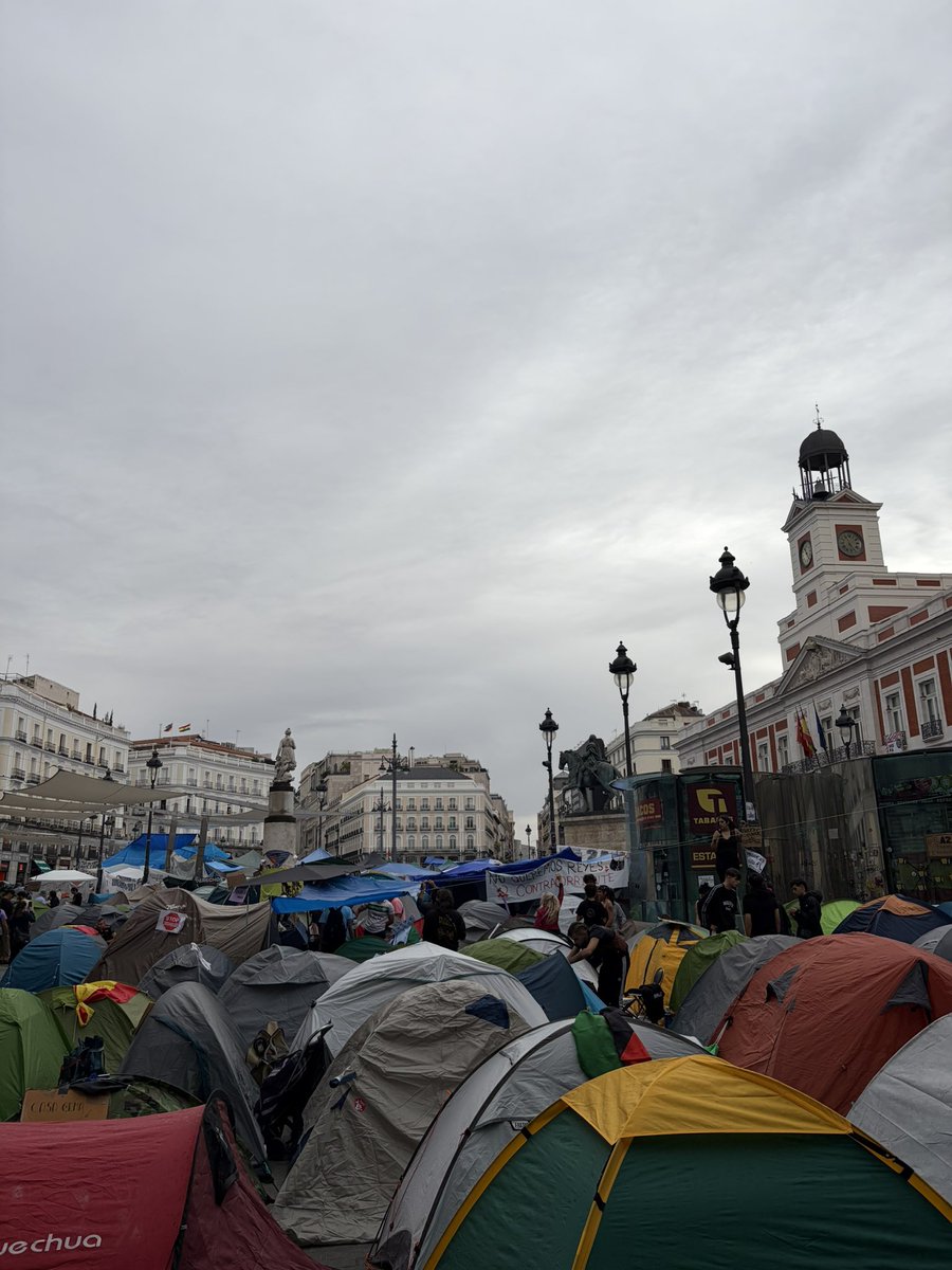 NaavarreeteJuan's tweet photo. Acabo de pasar por Sol y no sois conscientes de cómo huele a meados. Es un gran urinario al aire libre. https://t.co/xZhxxamFqC