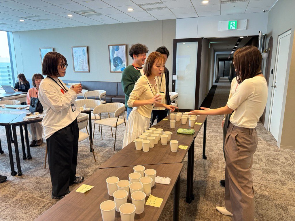 Uluru_PR's tweet photo. 🍵「うる水」を開催しました🍵

「うる水」は、コミュニケーションデザイン部主催の、社員によるLTを通じて新たな学びや気づき、そして社内交流を図る企画です🙌

今回のテーマは「お茶」。お茶好きの新卒メンバーが、10分間のLTをしてくれました！
お茶の歴史から効能、おすすめの飲み方まで、短い時間ながらも分かりやすく紹介。参加者からもたくさんの質問が飛び交いました。

LTの後は、実際にいくつかのお茶を飲み比べる試飲タイム💡それぞれの茶葉の香りや味の違いを楽しみながら、自然と会話も広がる時間に🥳

お昼休みのちょっとした時間に、普段の業務とは違うテーマを通じてタテ・ヨコ・ナナメで交流できる「うる水」。
今回も楽しいひとときとなりました🍵

（運営の皆さんもお疲れ様でした！！素晴らしいおもてなしに中の人も感動です👏）

▼うる水に関する記事はこちら💁‍♀️
https://t.co/Q1kAMnJ3fm