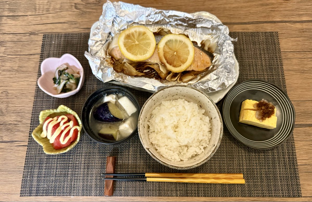beeoffxl's tweet photo. 鮭と舞茸バター醤油
イカとにんにくニラ
だし巻き玉子
ナスとごぼうの味噌汁
トマトマヨ🍅

今日も自炊頑張った😋 https://t.co/kbx7dkYoCy