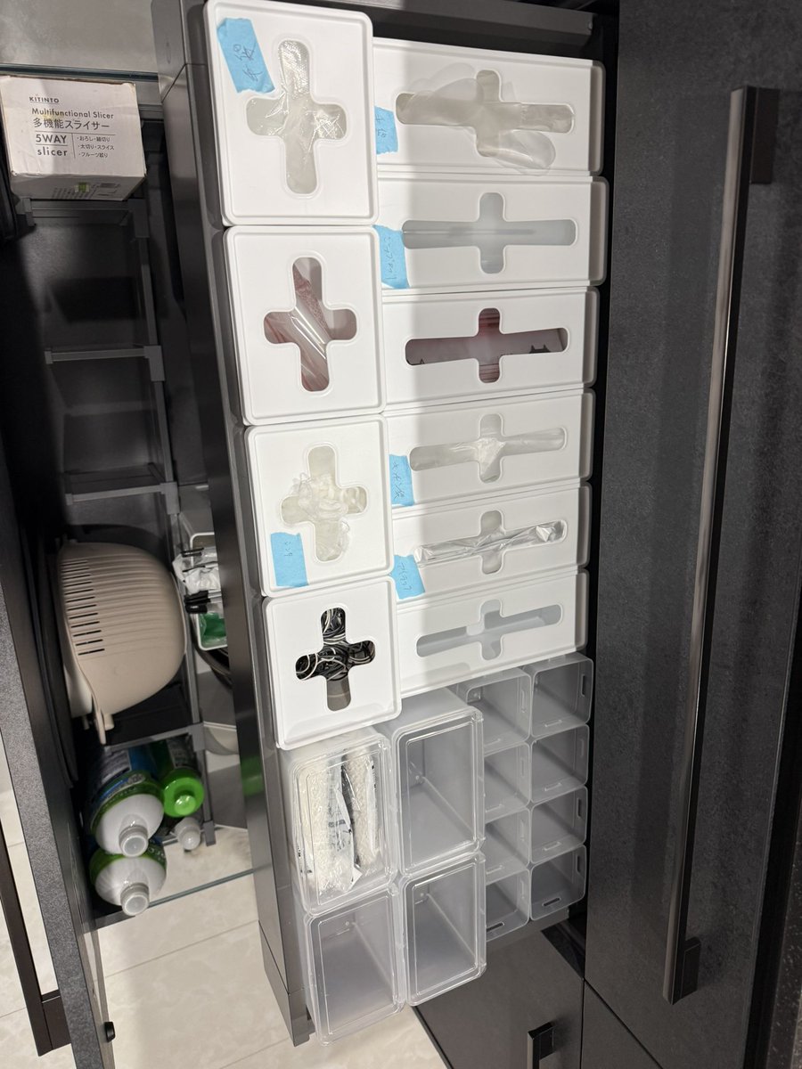 N1jyou's tweet photo. シンクしたの収納ピッタリすぎて鳥肌w
テプラ買うまでマスキング笑笑 https://t.co/2xt8KVqxud