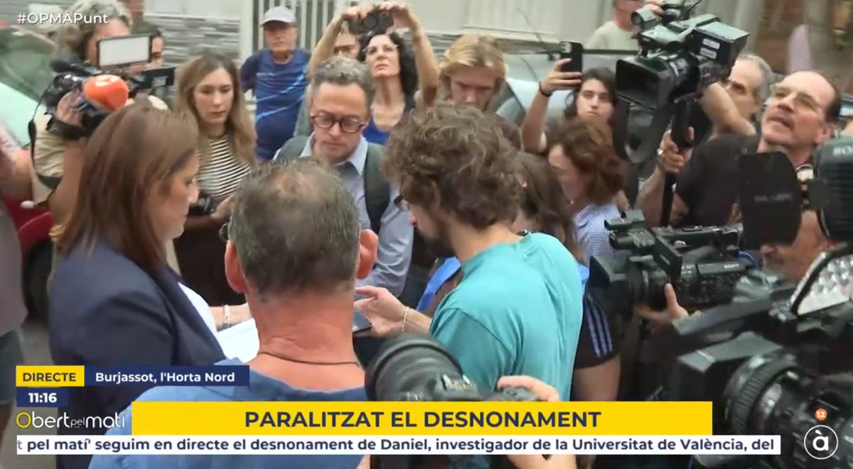OPM_apunt's tweet photo. 📺Hui: Les protestes aconsegueixen ajornar 10 dies el desnonament de Daniel, incendi en un habitatge de Benidorm, un robatori frustrat a Algemesí i la batalla veïnal que continua generant debat a Castelló.

▶️ Seguix-nos en directe: https://t.co/bEqoHHu7uW

#OPMÀPunt https://t.co/jgAECvHN2s