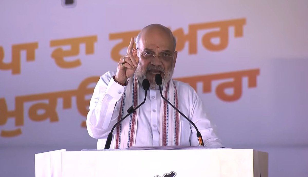 BJP4India's tweet photo. मैं अभी नशे की लत के कारण जान गंवाने वालों के परिवारों से मिलकर आया हूं।

एक मां अपने दो युवा बेटों की तस्वीर गोद में लेकर कहती है कि इसे बंद करवाओ, मेरे तो नहीं बचे, दूसरे के लाल को बचा लो।

और इन्हें (AAP) शर्म नहीं आती है? 

जो नशे में धुत होकर गुरुओं का अपमान करे, वो चिट्टे से पंजाब को मुक्त नहीं कर सकता।

- श्री @AmitShah

#NashaMuktPunjabYatra