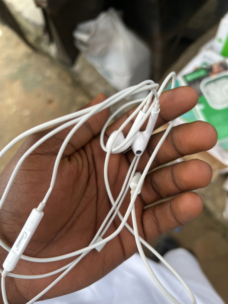 JeffdeyCraze's tweet photo. I bought this earpiece for 25k this morning at one phone accessories shop..

Idc if they’ve cheated me but my aura is back😉 https://t.co/IpaoSqtLjo