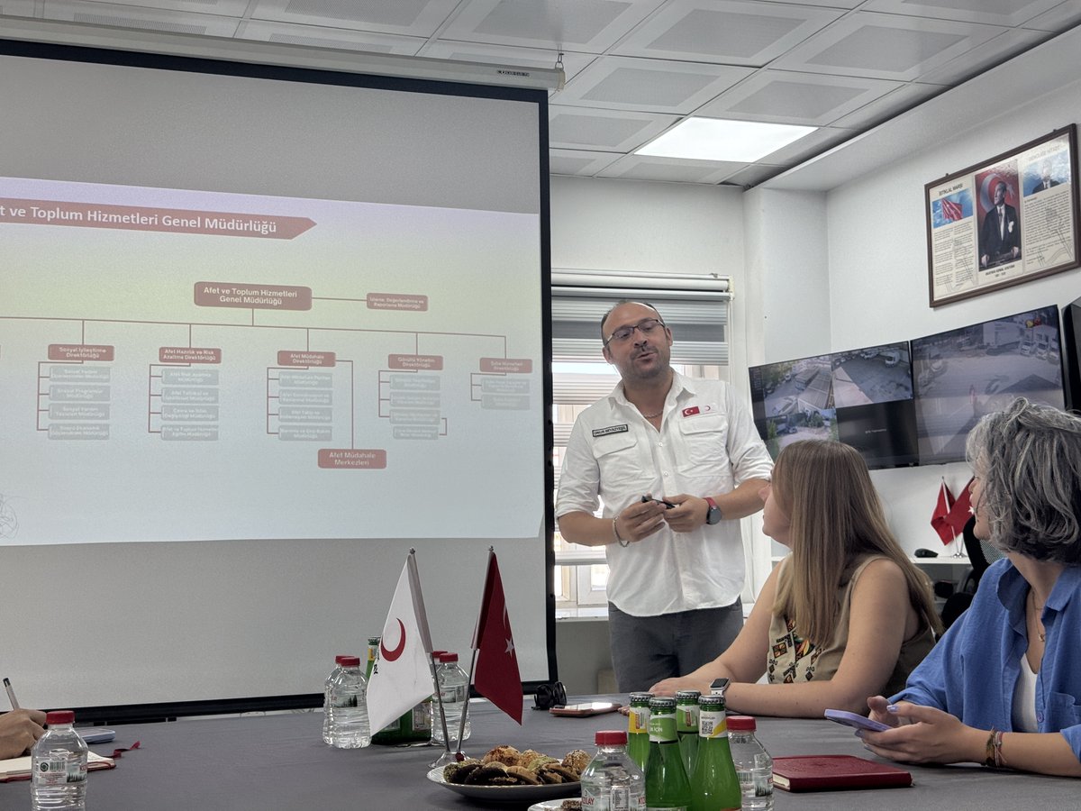 RedCrossUkraine's tweet photo. 🇹🇷 Ukrainian Red Cross specialists visited #Türkiye to exchange experience in operating and developing Community Centers, including volunteer management, needs assessment and adapting services during emergencies. #CommunityCenters #HumanitarianAction 🤝 @Kizilay https://t.co/qqQBvlPr50