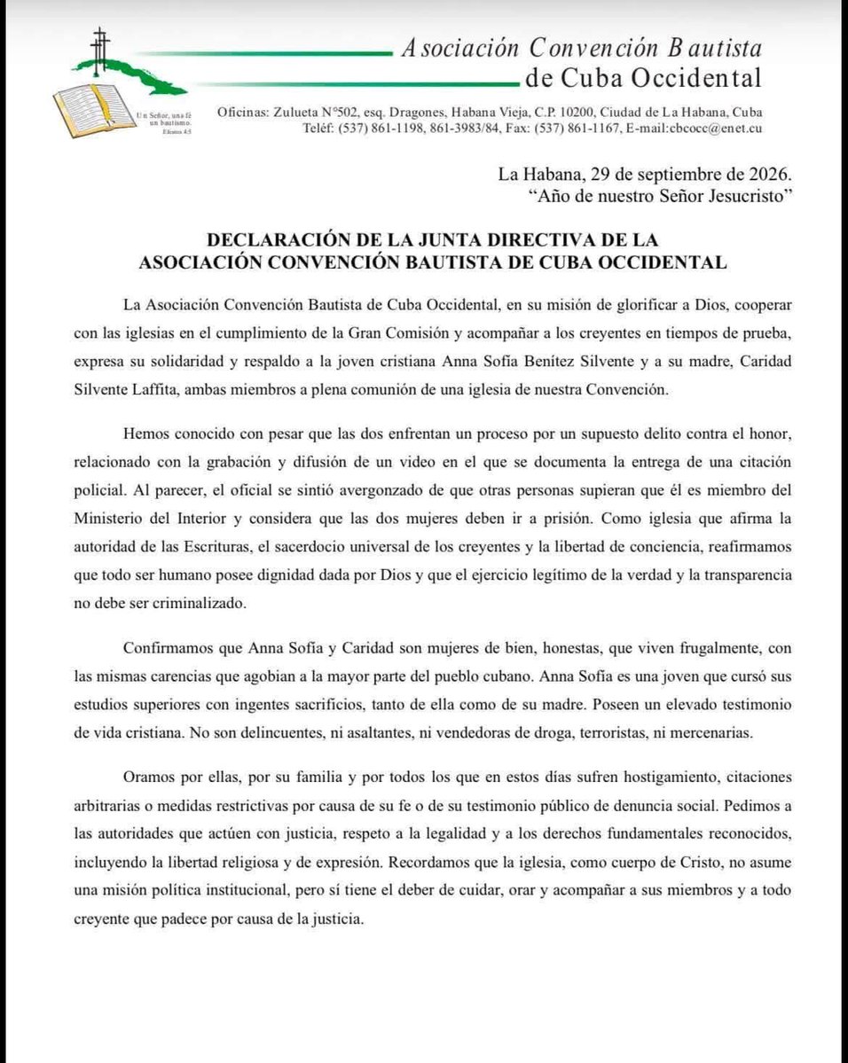 MagJorgeCastro's tweet photo. ⚠️⚠️Convención Bautista advierte que encarcelar a Anna Sofía y su madre “sería la gota que colmara la copa”

La Asociación Convención Bautista de Cuba Occidental expresó públicamente su respaldo a Anna Sofía Benítez y su madre, Caridad Silvente, ante el proceso que enfrentan por difundir el video de dos policías vestidos de civil que llegaron a su vivienda con una citación de la Seguridad del Estado.

“No son delincuentes, ni asaltantes, ni vendedoras de droga, terroristas, ni mercenarias”, señaló la organización religiosa, que considera que “el ejercicio legítimo de la verdad y la transparencia no debe ser criminalizado”.

El pronunciamiento es especialmente duro al describir “una isla que se cae a pedazos” entre hambre, enfermedades, falta de agua, electricidad y medicamentos. “En medio de tanto crimen impune en Cuba, es inadmisible que ellas sean condenadas a prisión”, afirma.

“Por un sentido elemental de justicia, no podemos, no queremos y no vamos a dejarlas solas”, advirtió la Convención, que remató asegurando que el encarcelamiento de ambas “sería la gota que colmara la copa”.