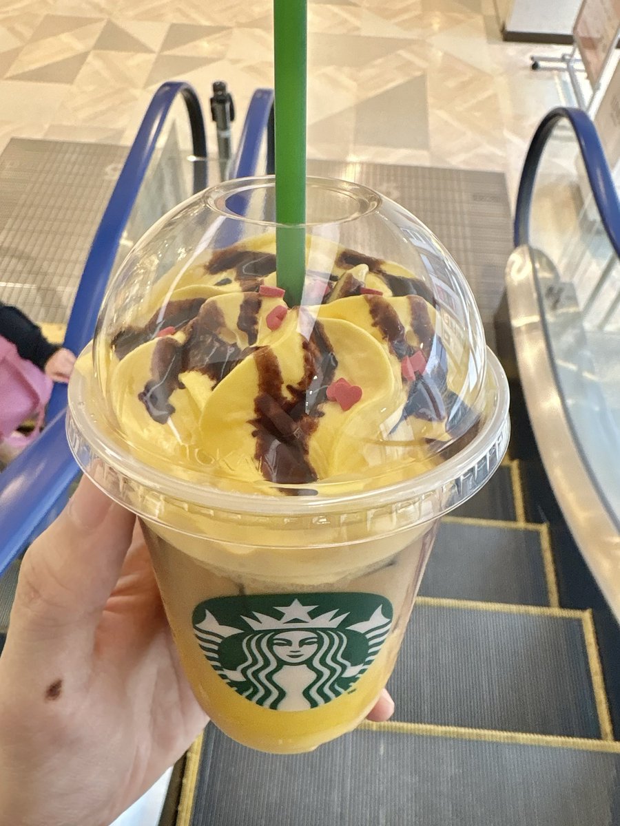 Watakazu_game's tweet photo. ピカチュウ ハニークリームラテ！
1口目結構甘かった！(サイコー) https://t.co/VOJtzx5Hh4