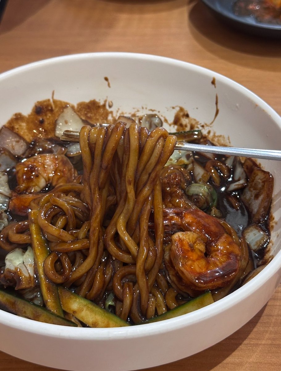 ispraews's tweet photo. จาจังเมียนร้าน korea house เลย เป็นจาจังที่อร่อยที่สุดตั้งแต่กินมา ซอสหอมมากๆ อร่อยกว่าที่เกาหลีอีกㅠㅠ https://t.co/e3H4AoohRl