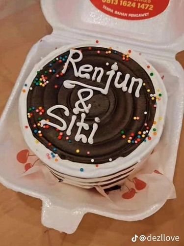 amateurgy's tweet photo. WKWKWKWKWKW  jadi keinget kue ini. Harusnya nulisnya renjun nct ini malah renjun n siti 😭 tapi itu juga terlalu jauh sih cortis ke kitty 😭 https://t.co/O2cM3lhCNs