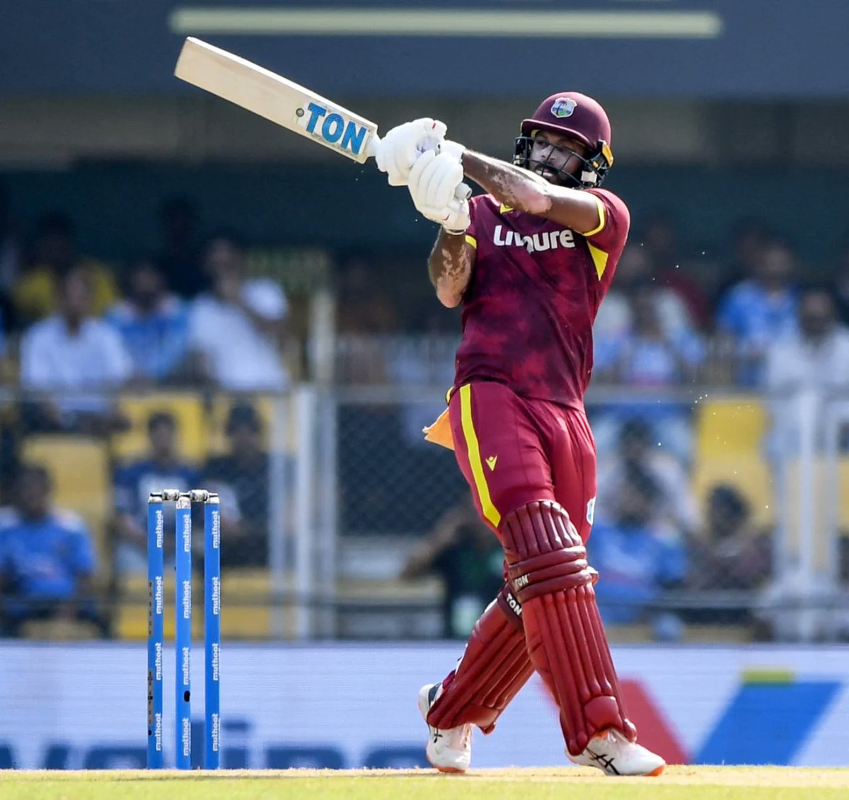 tryb_all's tweet photo. 🔥 John Campbell is taking India's bowlers to the cleaners in Guwahati!

79* off just 44 balls 💥
9 fours, 4 sixes, strike rate 177
No fear, no half-measures:
🎯 Fifty in 29 balls, brought up with a six off Brar
💸 22 runs taken off one Prasidh over
🧢 Debutant Nabi's first spell went for 29 in 2.4 overs

Back-to-back fifties after his 62 in the 1st ODI. West Indies have come out swinging 👀
WI 110/1 (12 overs)
Can India's spinners slow him down? 🤔
#INDvWI #JohnCampbell

Photo Courtesy - Cricinfo