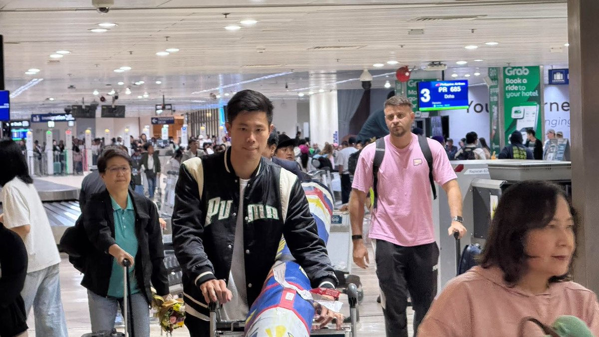 News5PH's tweet photo. THE KING OF ASIAN POLE VAULT IS HOME! 🇵🇭🙌🏻🥇

Balik Pilipinas na si two-time Olympian EJ Obiena matapos ang kaniyang kampanya sa men’s pole vault ng 20th Asian Games Aichi-Nagoya 2026.

Nadepensahan ni Obiena ang kaniyang titulo matapos muling magkampeon sa kompetisyon.

Nakapagtala rin ang Pinoy pole vaulter ng bagong Asian Games record na 5.91 meters clearance height. I via Dave Abuel