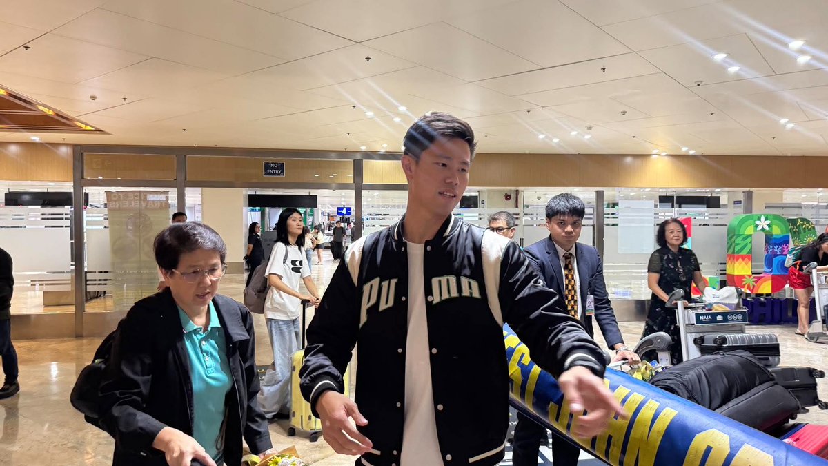 News5PH's tweet photo. THE KING OF ASIAN POLE VAULT IS HOME! 🇵🇭🙌🏻🥇

Balik Pilipinas na si two-time Olympian EJ Obiena matapos ang kaniyang kampanya sa men’s pole vault ng 20th Asian Games Aichi-Nagoya 2026.

Nadepensahan ni Obiena ang kaniyang titulo matapos muling magkampeon sa kompetisyon.

Nakapagtala rin ang Pinoy pole vaulter ng bagong Asian Games record na 5.91 meters clearance height. I via Dave Abuel
