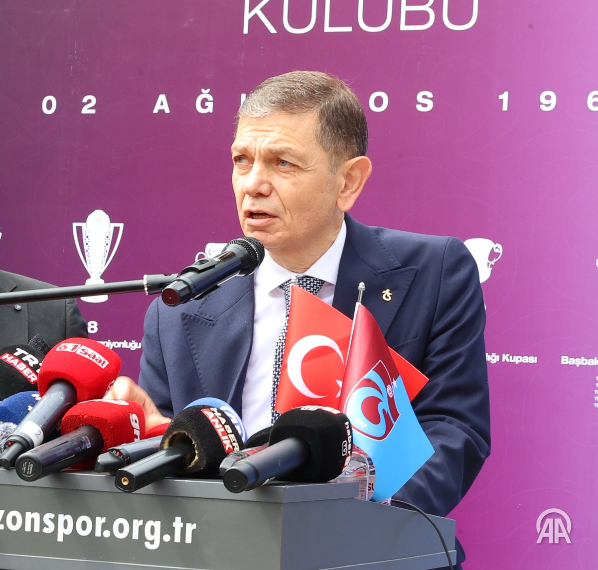 aa_spor's tweet photo. 🇹🇷 Trabzonspor-Drogheda United 🇮🇪 maçına doğru

🎙️ Trabzonspor Divan Başkanlık Kurulu Başkanı Mahmut Ören:

💬 "Papara Park'ta oynayacağımız dostluk karşılaşmasına bütün taraftarlarımızı davet ediyoruz. İstiyoruz ki tribünlerimiz büyük dostluğa, kardeşliğe ve ortak bir hatıraya tanıklık etsin"
 
💬 "Aynı renkleri taşıyan, armalarında ortak izler bulunan iki kulübün dostluğu Trabzon ile Drogheda'yı, Türkiye ile İrlanda'yı geçmişten geleceğe uzanan bir gönül köprüsünde buluşturan anlamlı bir birlikteliktir. Şimdi bu köklü dostluğu bir kez daha yeşil sahalarda yaşatmanın heyecanını taşıyoruz"