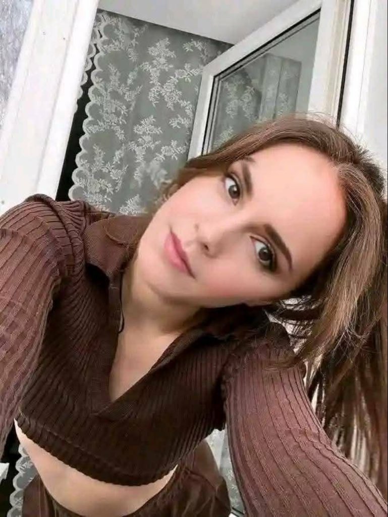 EmmaWatsonunwk's tweet photo. How do I look sweetheart https://t.co/F1p4xhTgJU