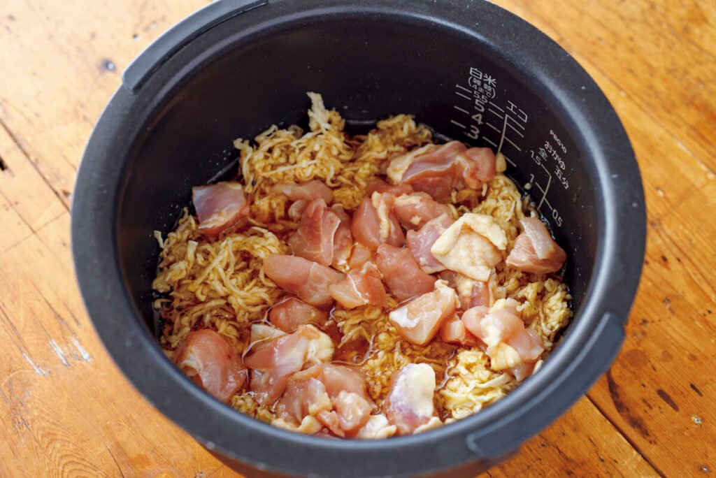 ORANGEPAGE_mag's tweet photo. もち米不要！切り干し大根を入れるだけで、炊飯器で『絶品中華おこわ』が完成します！

①米2合・醤油大2・オイスターソース大1・酒大1・砂糖小1を混ぜ、2合の目盛りまで水を注ぐ
②切り干し大根と鶏肉を乗せて普通炊飯

大根が水分を吸って奇跡のモチッと感に！
鶏肉の旨みも染み込んで激ウマです。 https://t.co/Z0Q9b5w72j