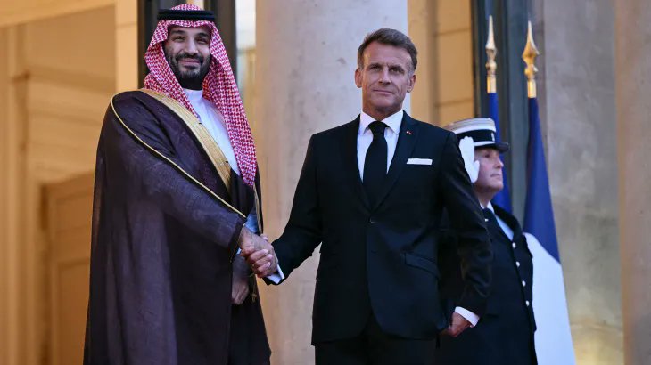 Amtaar_sa's tweet photo. أبرز إسهامات الشركات الفرنسية في المشاريع السعودية 🇫🇷🇸🇦

- تجاوزت قيمة العقود التي أبرمتها شركة الدرعية مع الشركات الفرنسية 6 مليارات ريال، وشملت مجالات التصميم والهندسة المعمارية والثقافة والتقنية.

- وقعت شركة إيجيس اتفاقية بقيمة 400 مليون ريال، مستندة إلى خبرتها في الأعمال الهندسية وتطوير البنية التحتية.

- تسهم شركة ألستوم في منظومة النقل عبر توريد 116 قطارًا لأربعة مسارات، إلى جانب توفير أنظمة الإشارات والطاقة وتنفيذ أعمال الصيانة.

- تولت شركة بويغ للإنشاءات إدارة أعمال إنشاء منتجع شرعان ومركز القمم الدولي، اللذين صممهما المعماري الفرنسي جان نوفيل.

- يمتد الحضور الفرنسي في العلا ليشمل قطاعات التنقل والمتاحف وتنسيق المواقع وإدارة النفايات والحلول الرقمية وحماية المواقع التراثية.