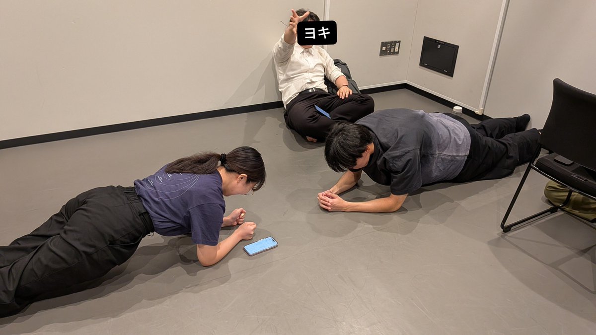 8jozy_sygy's tweet photo. 【今日の稽古場】

稽古中、突然筋トレが始まりました。
8ジーあるある。

#8ジー  #8畳シジジー  #演劇 https://t.co/cnNtKIbOpg