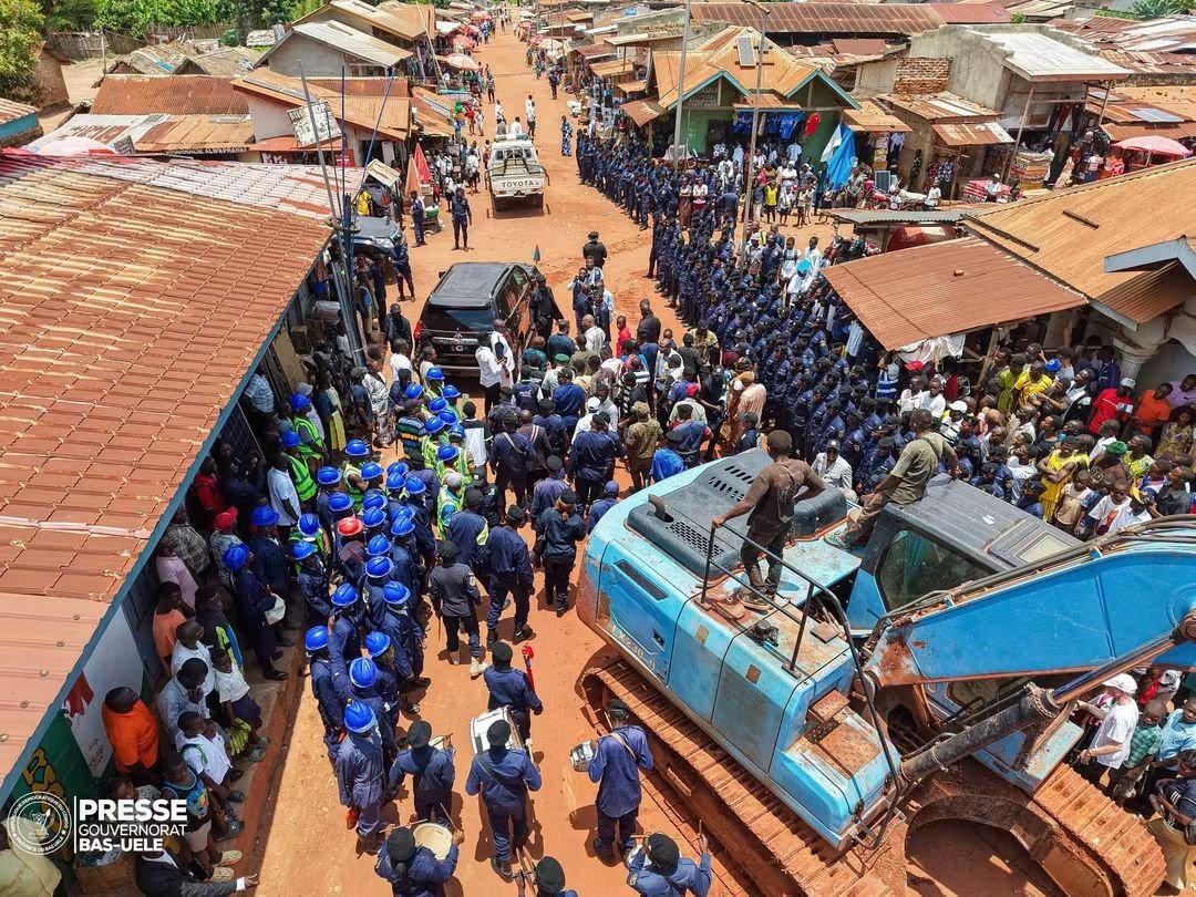 sergesindani01's tweet photo. 🔴#RDC —— Bas-Uélé : lancement du premier projet de bétonnage routier à #Buta

Le gouverneur du Bas-Uélé, Mike-David @mikemokeni Amisi, a lancé ce mardi 29 septembre 2026 les travaux de bétonnage des avenues Amadi-Mabinza, à #Buta.
Exécutés par l’OVD, ces travaux constituent une première dans la province. La première phase concerne l’axe #Amadi-#Mabinza, tandis que la seconde portera sur #Mabinza-#Mangbetu.
Le Gouverneur a appelé la population à protéger les infrastructures publiques et l’#OVD à respecter les normes pour garantir la qualité des travaux.