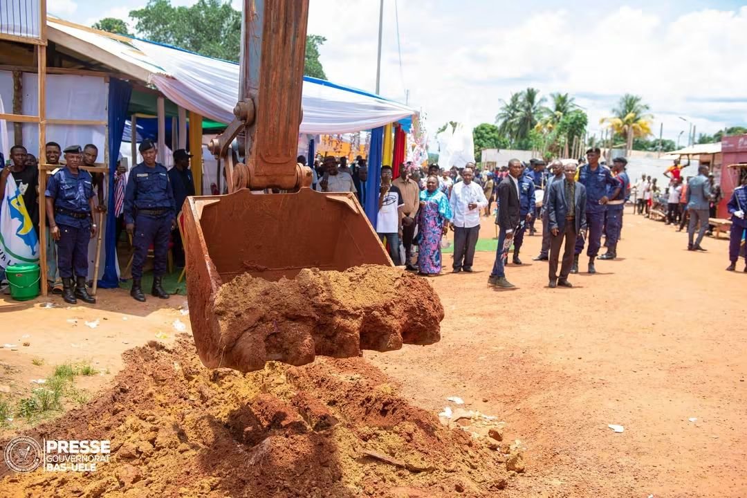 sergesindani01's tweet photo. 🔴#RDC —— Bas-Uélé : lancement du premier projet de bétonnage routier à #Buta

Le gouverneur du Bas-Uélé, Mike-David @mikemokeni Amisi, a lancé ce mardi 29 septembre 2026 les travaux de bétonnage des avenues Amadi-Mabinza, à #Buta.
Exécutés par l’OVD, ces travaux constituent une première dans la province. La première phase concerne l’axe #Amadi-#Mabinza, tandis que la seconde portera sur #Mabinza-#Mangbetu.
Le Gouverneur a appelé la population à protéger les infrastructures publiques et l’#OVD à respecter les normes pour garantir la qualité des travaux.