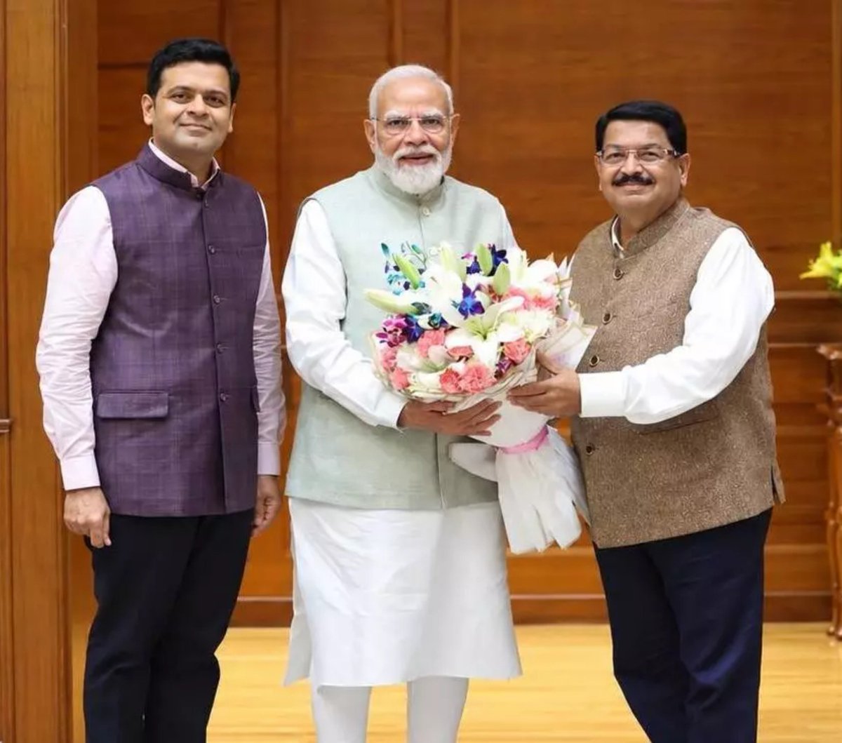 KraantiKumar's tweet photo. SP के राज्यसभा उम्मीदवार धनराज नाथवानी को लोहाना जाति का बताकर सोशल मीडिया पर लोहार बताया जा रहा.

क्या नाथवानी परिवार लोहार यानी OBC है ?

लोहाना समाज मूल रूप से सिंधु नदी के आसपास के इलाकों में रहने लोग थे. मूल रूप से सिंध, पंजाब और कश्मीर तक बसाहट थी.

सिंध और पंजाब पर जब बाहरी आक्रमण ज्यादा होने लगा तब लोहना समुदाय के कुछ लोग गुजरात और सौराष्ट्र में आकर बस गए.

जिस तरह सभी गण और समाजों का संस्कृतीकरण हुआ उसी तरह लोहाना समाज का भी हुआ. लोहाना समाज के कई लोग प्रशासक, दीवान और मंत्री के रूप में काम करते थे.

मध्यकाल में लोहाना समाज धीरे धीरे व्यापारिक गतिविधियों से जुडने लगा. इसके बाद समाज के बहुसंख्यक आबादी पूरी तरह व्यापार और व्यवसाय से जुड़ गई.

मोहम्मद अली जिन्ना का परिवार भी हिन्दू लोहाना था. सरनेम ठक्कर था, मछलियों का व्यापार करते थे इसलिए समाज ने बाहर निकाल दिया. जिन्ना के दादा जी ने खोजा मुस्लिम धर्म अपना लिया.

लोहाना हिन्दू और मुस्लिम दोनों धर्म में पाए जाते हैं. पीरामल नाथवानी का परिवार लोहाना है, लोहार या OBC नही हैं. लोहाना खुद को अब बनिया समाज का एक हिस्सा बनता है. 

लोहाना का वर्चस्व अब केवल व्यापार नही, अब राजनीति में भी दिखेगा.