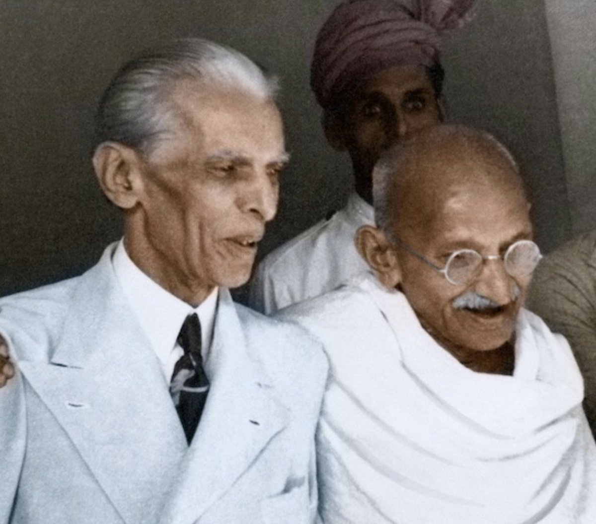 KraantiKumar's tweet photo. SP के राज्यसभा उम्मीदवार धनराज नाथवानी को लोहाना जाति का बताकर सोशल मीडिया पर लोहार बताया जा रहा.

क्या नाथवानी परिवार लोहार यानी OBC है ?

लोहाना समाज मूल रूप से सिंधु नदी के आसपास के इलाकों में रहने लोग थे. मूल रूप से सिंध, पंजाब और कश्मीर तक बसाहट थी.

सिंध और पंजाब पर जब बाहरी आक्रमण ज्यादा होने लगा तब लोहना समुदाय के कुछ लोग गुजरात और सौराष्ट्र में आकर बस गए.

जिस तरह सभी गण और समाजों का संस्कृतीकरण हुआ उसी तरह लोहाना समाज का भी हुआ. लोहाना समाज के कई लोग प्रशासक, दीवान और मंत्री के रूप में काम करते थे.

मध्यकाल में लोहाना समाज धीरे धीरे व्यापारिक गतिविधियों से जुडने लगा. इसके बाद समाज के बहुसंख्यक आबादी पूरी तरह व्यापार और व्यवसाय से जुड़ गई.

मोहम्मद अली जिन्ना का परिवार भी हिन्दू लोहाना था. सरनेम ठक्कर था, मछलियों का व्यापार करते थे इसलिए समाज ने बाहर निकाल दिया. जिन्ना के दादा जी ने खोजा मुस्लिम धर्म अपना लिया.

लोहाना हिन्दू और मुस्लिम दोनों धर्म में पाए जाते हैं. पीरामल नाथवानी का परिवार लोहाना है, लोहार या OBC नही हैं. लोहाना खुद को अब बनिया समाज का एक हिस्सा बनता है. 

लोहाना का वर्चस्व अब केवल व्यापार नही, अब राजनीति में भी दिखेगा.