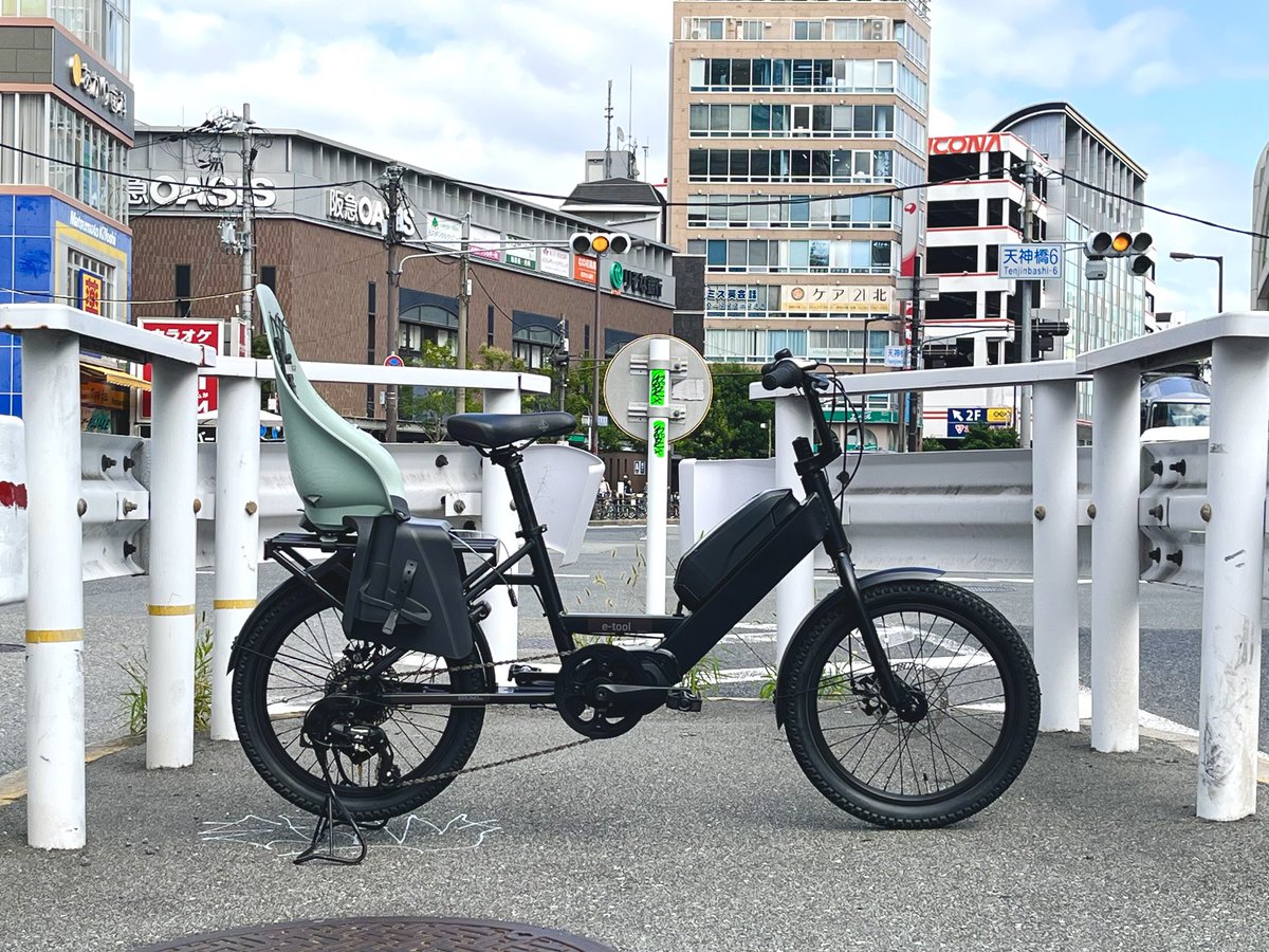 _viacycle's tweet photo. 試乗車紹介
BRUNO e-tool*

別売りのチャイルドシート装着でお借りしています
ママチャリタイプの両足スタンドは標準装備で『ひと味違う子乗せ自転車』候補にいかがでしょう
極太の角フレームが効いているのかグニャっとねじれて左右に振られる挙動は感じられずビシッと真っ直ぐ走れました👍

#ebike https://t.co/2VSqfkPcJx