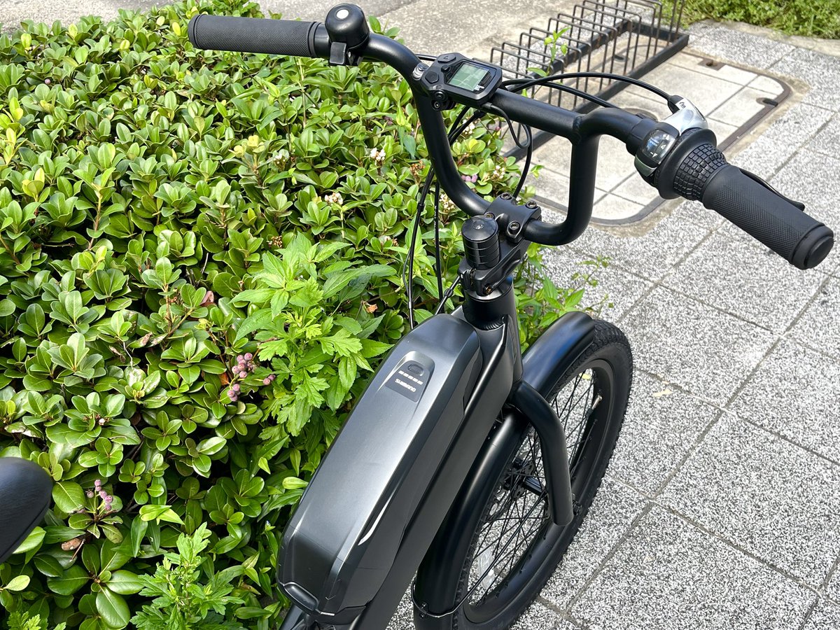 _viacycle's tweet photo. 試乗車紹介
BRUNO e-tool*

別売りのチャイルドシート装着でお借りしています
ママチャリタイプの両足スタンドは標準装備で『ひと味違う子乗せ自転車』候補にいかがでしょう
極太の角フレームが効いているのかグニャっとねじれて左右に振られる挙動は感じられずビシッと真っ直ぐ走れました👍

#ebike https://t.co/2VSqfkPcJx