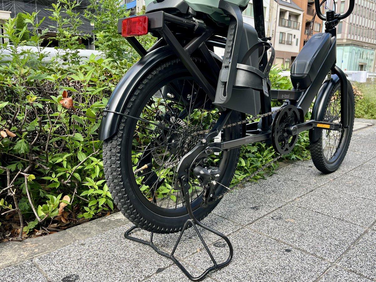 _viacycle's tweet photo. 試乗車紹介
BRUNO e-tool*

別売りのチャイルドシート装着でお借りしています
ママチャリタイプの両足スタンドは標準装備で『ひと味違う子乗せ自転車』候補にいかがでしょう
極太の角フレームが効いているのかグニャっとねじれて左右に振られる挙動は感じられずビシッと真っ直ぐ走れました👍

#ebike https://t.co/2VSqfkPcJx
