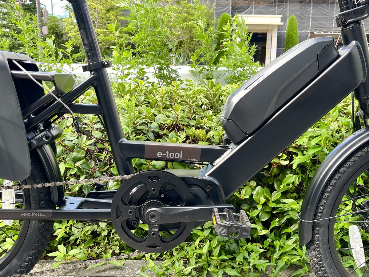 _viacycle's tweet photo. 試乗車紹介
BRUNO e-tool*

別売りのチャイルドシート装着でお借りしています
ママチャリタイプの両足スタンドは標準装備で『ひと味違う子乗せ自転車』候補にいかがでしょう
極太の角フレームが効いているのかグニャっとねじれて左右に振られる挙動は感じられずビシッと真っ直ぐ走れました👍

#ebike https://t.co/2VSqfkPcJx