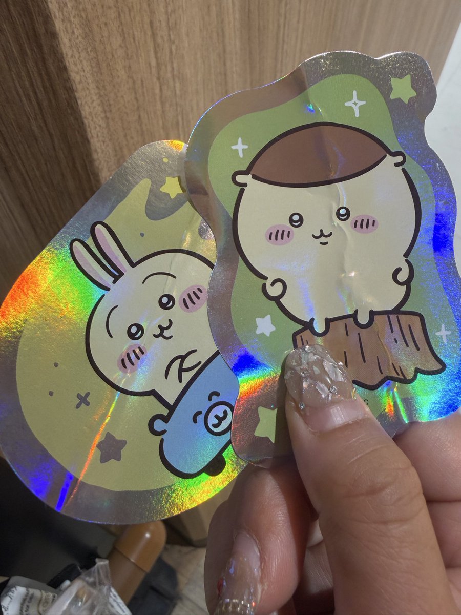 poco69hari's tweet photo. ちょっと吐き出させてほしい。
グミめっちゃまわったけど買えなくて、ラスト３のガムにであえて、欲しいのあるしワンチャン異種交換お願いできるかなと思って購入。ベンチで開封の儀してたら、「ちょうだい!!」って走ってきた子どもに握りしめられてコレ。近くに親おらんくて文句も言えんくて泣きそう https://t.co/H8F38uAufr