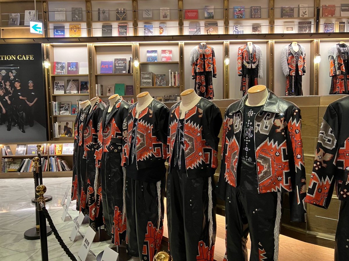 EXILE_Staff's tweet photo. ／
#EXILE × #TSUTAYA
『PARTY TUNE -BEST SELECTION-』コラボレーションカフェ
一般先着カフェチケット発売中✨
＼

EXILEをイメージしたフード＆ドリンクや
入場特典など、盛りだくさんの内容を是非お楽しみください！🍹

🎫一般先着カフェチケットはこちら
https://t.co/PmdHZYsWRU

SHIBUYA TSUTAYAの店内モニターでは
「EXILE LIVE 2026 "THE REASON" ～PERFECT YEAR Special～」
からライブ映像を数曲先行公開🔥

【開催期間】
～10/12(月/祝)

【会場】
東京：SHIBUYA TSUTAYA 7階
大阪：LE GARAGE 梅田 蔦屋書店(サテライト展開)

※展示の内容は東京と大阪で異なります。
※写真は渋谷の展示となります。

【公式HP】
https://t.co/NCdzX6knyJ

#EXILE25th
#EXILETSUTAYA
#EXILE_25thANNIVERSARY
#EXILE25年の集大成
#EXILE_PARTYTUNE