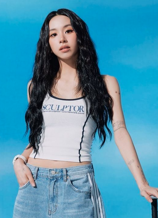 AboutMusicYT's tweet photo. TWICE's Chaeyoung claps back at a hater who criticized her tattoos:

"I went to get my first tattoo with my mom. It's fine, I've heard it many times before so it doesn't bother me. I replied to make you feel embarrassed."

She later quoted "let's save money like Tzuyu said" https://t.co/1Eg7012fGU