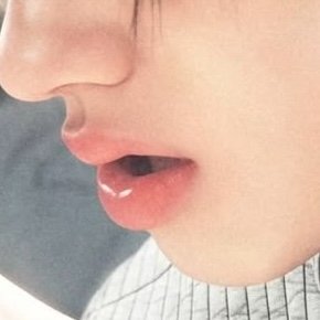 athynya9's tweet photo. the normal lips in question https://t.co/vMLjriqeIS