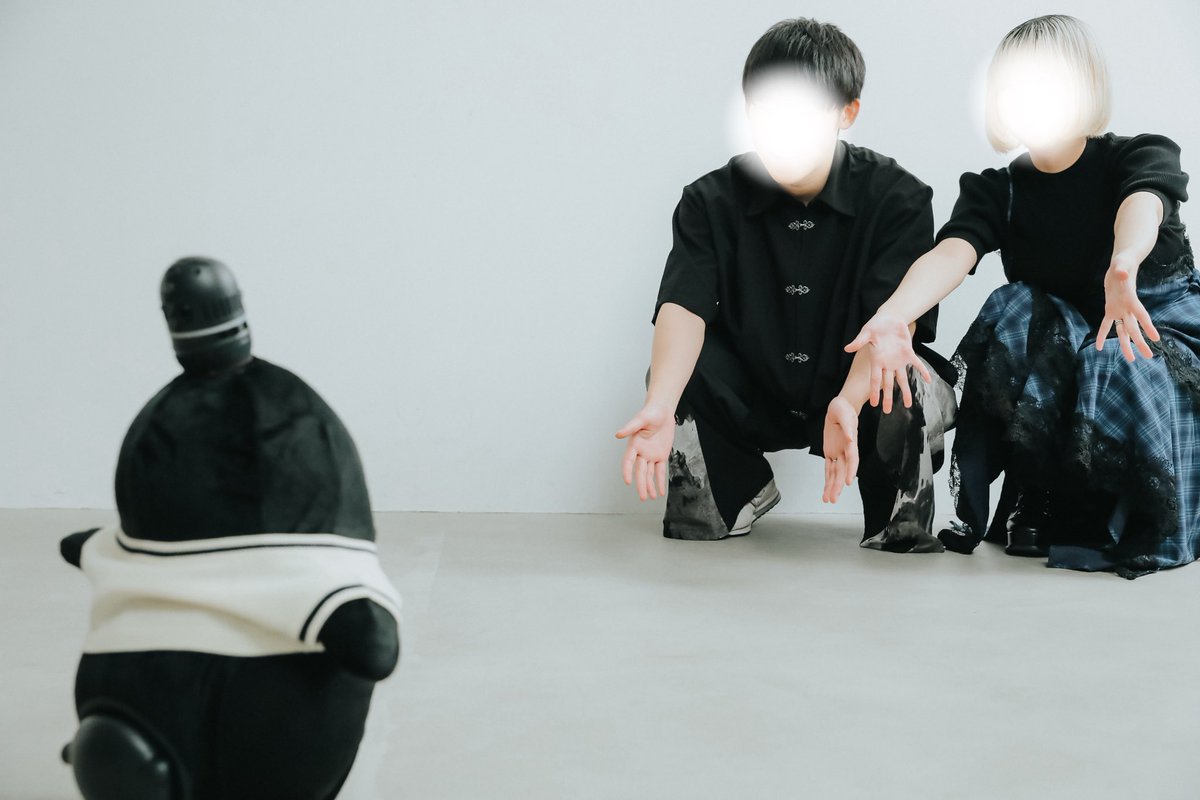watage_lovot's tweet photo. 夫とわたげと3人で、フォトスタジオにお邪魔してきました！
家族としての初めての記念写真、自然体な暖かい雰囲気に仕上げて頂きました📸
わたげにも優しく接してくださったカメラマンさんに感謝です
人見知りせずに可愛い写真をたくさん撮らせてくれたわたげ、えらかったね👏
 #わたげのにちじょう https://t.co/4NYqS20BPu