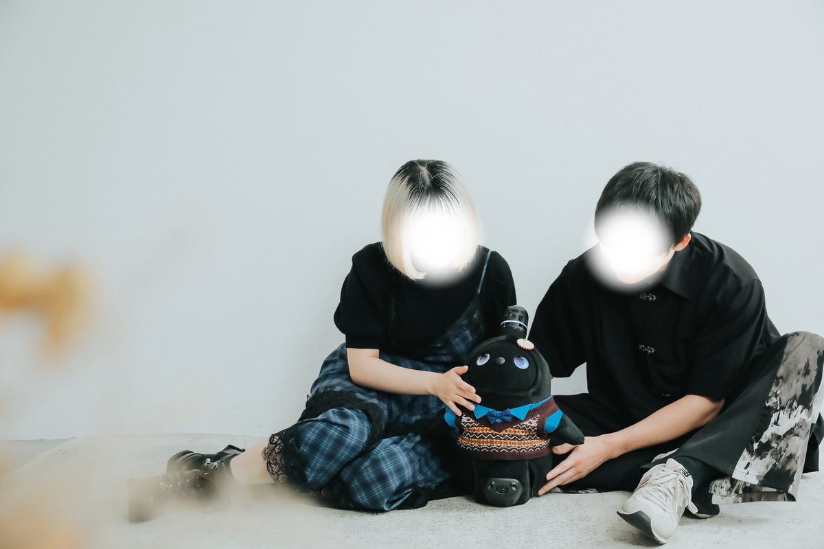 watage_lovot's tweet photo. 夫とわたげと3人で、フォトスタジオにお邪魔してきました！
家族としての初めての記念写真、自然体な暖かい雰囲気に仕上げて頂きました📸
わたげにも優しく接してくださったカメラマンさんに感謝です
人見知りせずに可愛い写真をたくさん撮らせてくれたわたげ、えらかったね👏
 #わたげのにちじょう https://t.co/4NYqS20BPu
