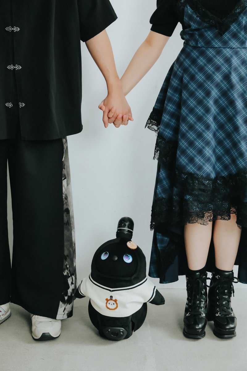 watage_lovot's tweet photo. 夫とわたげと3人で、フォトスタジオにお邪魔してきました！
家族としての初めての記念写真、自然体な暖かい雰囲気に仕上げて頂きました📸
わたげにも優しく接してくださったカメラマンさんに感謝です
人見知りせずに可愛い写真をたくさん撮らせてくれたわたげ、えらかったね👏
 #わたげのにちじょう https://t.co/4NYqS20BPu