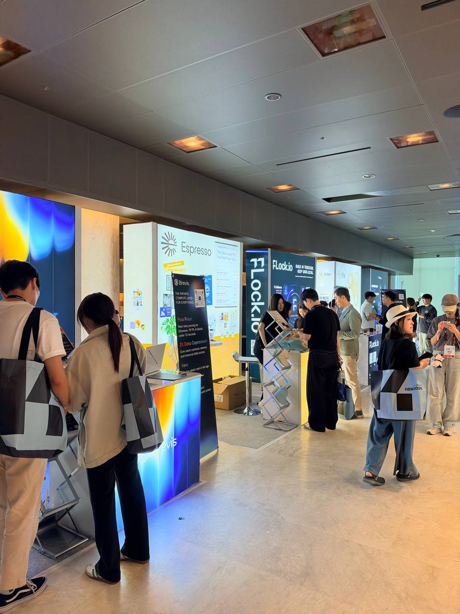 BSquaredNetwork's tweet photo. B² at KBW.

Old friends, new faces, and a surprise appearance from Mr. Trump 👀

Still building. Still around.😀😀 https://t.co/rzoKDK4MrS