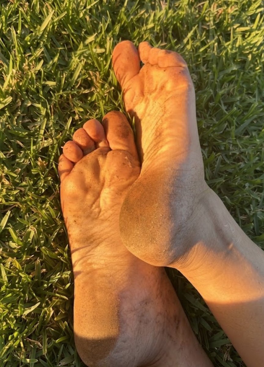 Rosetta180703's tweet photo. Me encanta andar sobre el césped, me recuerda cuando les piso la cara a mis perros #paypig #femdom #sumisofinanciero #pagafantas #cajerohumano #feetfish #feetworship #feetfetish #selling #feet #pedicure #soles https://t.co/LEdFXzhQSL