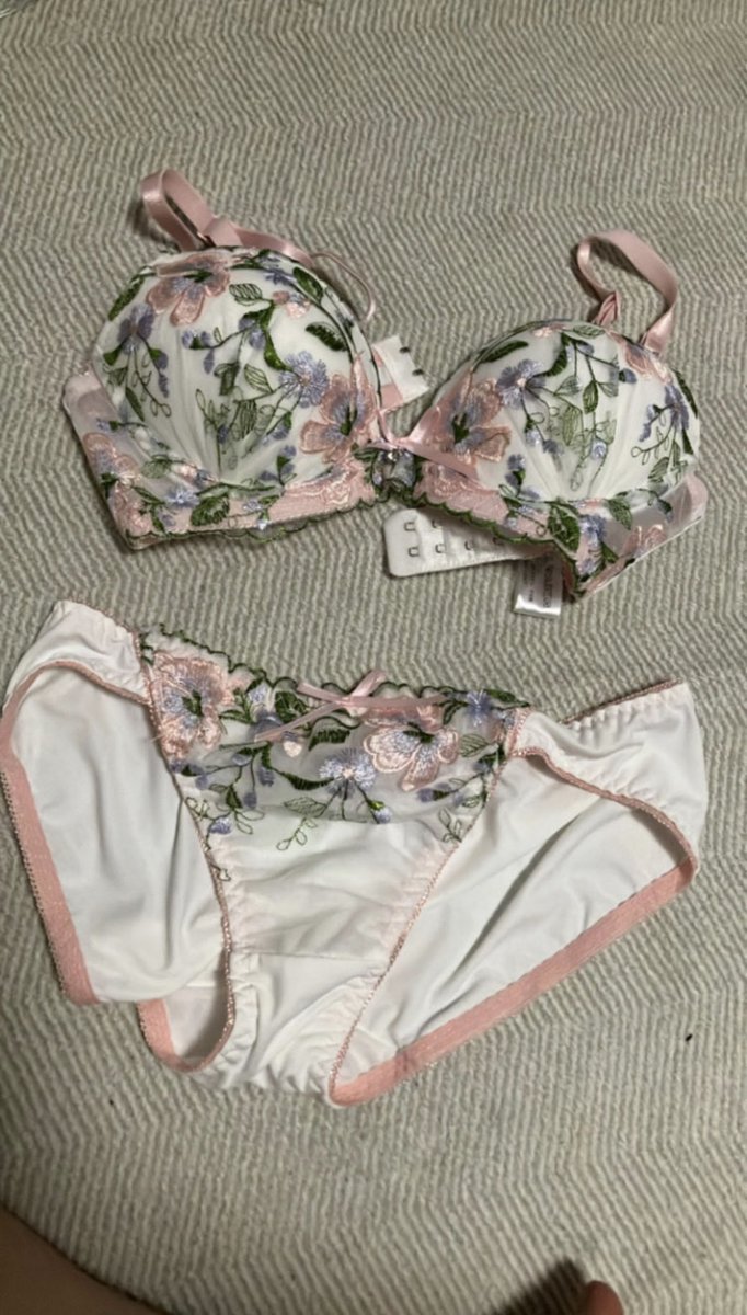 Rinrin200707's tweet photo. 初の下着はかわいいピンクの花柄‼️
上下セットで4500円です❣️ 
別々でも買えるからDMしてね💕︎
着画は＋1000円です🙏💦
ブラはB70です！ #下着売買  #下着売り子  #下着売ります https://t.co/imqupxGEpt