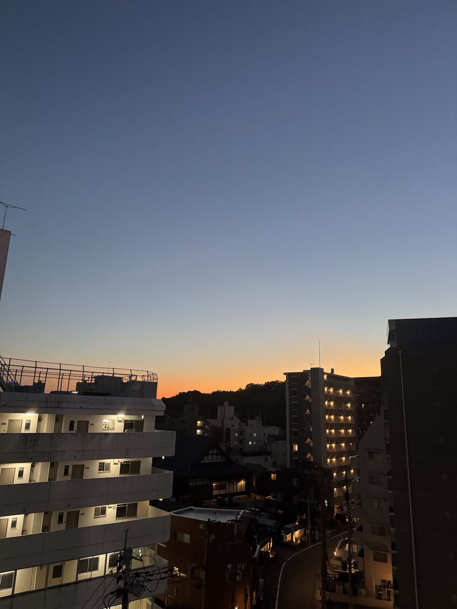 Fuwafuwatomomi's tweet photo. 日が落ちるのが早くなりましたね🌇

乾燥機とiPadが壊れ、車検で諸々部品交換し、上司が半年で変わり諸々慌しいシルバーウィークでもう9月終わり。。
新しい月が来月から始まりそうです😊 https://t.co/zcOA2rtrTF