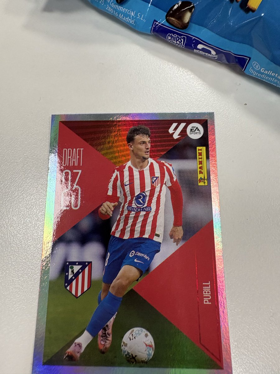 Mixiluk0's tweet photo. Mi amiga se ha acordado de mí, ha ido específicamente a comprarme sobres de la liga, y me ha bendecido con esto https://t.co/ffUiIcat7S