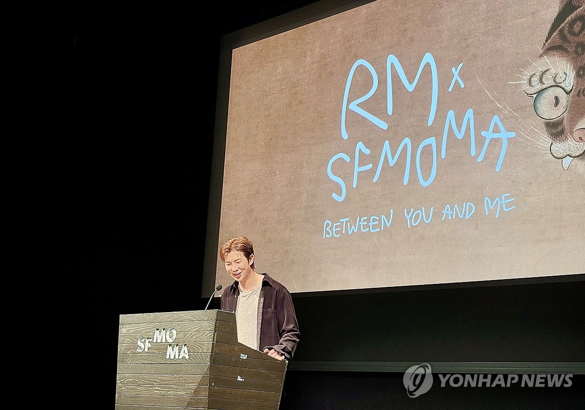 fuuma_BTS's tweet photo. 本日開催された「RM x SFMOMA」記者向けイベントでのナムさんのスピーチ全文です。

🐨「こんにちは、RMです。今回、共同キュレーターとして初めて参加することになりました。そして、緊張しています」

🐨「まず最初に言っておくと、僕はものすごく、ものすごく混乱している人間です。
それは、このあと皆さんにもわかっていただけると思います。このスピーチは、たぶん10回くらい書き直しました」

🐨「でも不思議なことに、手を入れれば入れるほど、いつものようにどんどん混乱していきました」

🐨「8年前、僕が初めて美術館に通い始めた頃。
初めてアートを見るようになった頃。
もちろん、こんな日が来るなんて想像もしていませんでした」

🐨「これまで僕は、『個人的なものと普遍的なもの』や、『東洋と西洋』、『モダンとコンテンポラリー』といったことについて、たくさん話してきました」

🐨「でも、いざこの展覧会が本当に始まろうとしている今になって、突然こんなことを考えるようになりました。

『そもそも、そんなことって本当に重要なんだろうか？』と」

🐨「もしかしたら、ただ新しくて、良くて、面白い展覧会であれば、それでいいのかもしれません。

2年前、僕が兵役に就いていたとき、SFMOMAから初めて本格的な提案をいただきました」

🐨「そして、その話をとても気に入りました。

もちろん、あのとき兵役中じゃなかったとしても、サンフランシスコから何か提案が来たら、どんな内容でも喜んでいたかもしれませんけどね（笑）。

でも同時に、いつか自分が夢見ているような『空間』をつくる前に、これはとても良い経験になるんじゃないかとも思いました」

🐨「そして、これほどの規模と格式を持つ場所なら、誰かの空間を借りて、何か面白いことに挑戦できるんじゃないか。

そんなふうに考えて、本当に純粋な気持ちでこのプロジェクトを始めました」

🐨「ただ、その『純粋な気持ち』が最終的に、何百もの作品ラベルを書いては消し、また書き直すことにつながるなんて、そのときの僕は知りませんでした。

今こうして皆さんの前で話しているこの瞬間も、僕はいつも、どこかを漂っているような、宙に浮いているような感覚があります」

🐨「アメリカにいるときもそうですし、生まれ育ったソウルにいるときでさえ、そう感じます。
そして、それは決して心地いい感覚ではありません。
だからこそ僕は、アートにたくさん寄りかかってきたんだと思います」

🐨「アートと音楽。

使う言語や媒体は少し違うかもしれませんが、どちらも『何かを伝えようとしている』という意味では同じです

🐨「それから僕は、子どもの頃から何かを集めることが好きでした。

でも同時に、それに対して罪悪感を覚えることもあります」

🐨「『本当にこんなにたくさん、自分には必要のないものまで抱えて生きる必要があるんだろうか？』

『結局、ただの退屈な金持ちになってしまっただけなんじゃないか？』

まあ…、そうなのかもしれません」

🐨「でも、せっかくなら、こうしたものを他の人たちにも見てもらえたらいいなと思いました。

だからこそ、自分のコレクションを皆さんにお見せしたいと思ったんです」

🐨「僕のコレクションには、韓国の近現代美術家による作品がたくさんあります」

そして、その中には韓国国外では、まだほとんど名前を知られていない作家も多いと思います」

🐨「ここ数年、僕はいろいろな人たちのコレクションを見る機会がありました。
そこで思うようになったことがあります」

🐨「長い時間をかけて、自分のお金を使い、自分の人生や労力を注ぎ、さらには自宅の壁まで差し出して築いてきたコレクションほど、その人自身を正直に映し出すものは、なかなかないんじゃないか、と。

そういう意味では、この展覧会はかなり長い『僕自身の自己紹介』なのかもしれません」

🐨「そう思うと、ちょっと恥ずかしいですけどね。

ただ、正直なところ、なぜ自分がこれらの作品を集めたのか、自分でもよくわからないことがあります。

だから展覧会のセクションのひとつに、『I Don't Know, But I Like It』、『よくわからない。でも、好き』と名付けました」

🐨「それが僕の正直な気持ちです。
そして同じように、僕はいつも自分自身の限界を感じています。

自分のことを信じられないくらい誇らしく思うときもあれば、次の瞬間には、信じられないくらい恥ずかしくなる」

🐨「その間をずっと行ったり来たりしています。
でも結局、僕は『自分以上の何か』にはなれないんだ、ということに気づきました」

🐨「だから、僕にとって最も大切だった問いは二つありました。

ひとつは、『これは、本当に僕の心を動かすのか？』。

そしてもうひとつは、『2026年の今、このアーティスト、そしてこの作品は、今も僕たちに何かを語りかけるものを持っているのか？』ということです」

🐨「あらゆるものがものすごい速さで消費されていく時代だからこそ、過去のある芸術家たちが持っていた姿勢は、むしろ今の時代に、より深く響くことがあると僕は信じています。

そして僕はずっと、異なる場所、異なる時代、異なる境界、異なる背景を持つものたちが、すべて混ざり合いながら調和している光景を見てみたいと思っていました。

もちろん、めちゃくちゃになってしまう可能性もあります」

🐨「僕は美術史を正式に学んだわけでもありませんし、キュレーターでも、クリエイターでもありません。

でも、どんな分野でも、ときには外から来た人間が新しい風を吹き込めることがあります。

新しい風を。僕はアートの世界の人間ではないからこそ、少し自由でいられたのかもしれません」

🐨「そして、きちんと訓練を受けてきたわけでもありません。
特に、ひとつの作品ラベルを100ワード以内に収める訓練なんて、まったく受けていませんでした。

あれが一番大変でした（笑）。
でも、それも楽しもうとしました」

🐨「この100年ほどの間に、韓国は植民地支配、戦争、そして驚くほど急速な発展を経験してきました。

その過程で、多くのものが失われました」

🐨「しかし同時に、素晴らしく、輝くようなものも生み出されました。

韓国に生まれたひとりの若者として、僕はこれまで、

少しだけ新しい視点、少しだけ若い視点、そして、もしかしたら少しだけより良い視点や感性を加えることができたら、そんな思いを持ちながら作品を集めてきました」

🐨「そして最終的に、それがこの展覧会へとつながりました。作品の選定から配置、さらには額装に至るまで、
これまで自分が『いいな』と思ってきたもの、そして『こうだったらもっと良かったのに』と感じてきたこと、そのすべてを、この展覧会の中に持ち込もうとしました」

🐨「やってみました。
ただ、やってみたんです。
できる限り面白く、そしてできる限り新しい展覧会にしようとしました。

皆さんにも、それを感じていただけたらうれしいです」

🐨「そして、このような光栄な機会を与えてくださり、約2年にわたって僕を支えてくださったSFMOMAの皆さんに感謝します」

🐨「特に、この素晴らしいアイデアを最初に提案してくださった共同キュレーターのAmerica Castilloさん。

サンフランシスコで多くの人々に韓国美術を紹介してきた共同キュレーターのHyun Kimさん。

そして、内外のコミュニケーション全般を担当してくださったJay Young Hanさん」

🐨「本当にありがとうございます。
この展覧会は、基本的に僕とSFMOMAとのコラボレーションです。

ですから、僕が夢見ていたことのすべてを実現できたわけではありません」

🐨「実現せず、“墓場”に埋めることになった面白いアイデアもたくさんありました。
でも正直なところ、もし僕が夢見たことを全部実現していたら…、きっと僕たち、いろいろと大変なことになっていたと思います（笑）」

🐨「だからこそ、それもこのコラボレーションの美しさなんだと思います。
そして、アートの世界の人間ではないひとりの人間が、ここまで来ることができたことを、とてもうれしく思っています」

🐨「ぜひ、この展覧会を楽しんでください。

そして本日はお越しいただき、本当にありがとうございました」

🐨「これ（展示会）は僕自身の『自己紹介』なんです。
だから、この展覧会を通して、皆さんに僕のことを少し知ってもらえたらと思っています。
この展覧会は、本当にかなり『僕そのもの』だと思っているので」

🐨「展覧会を見に行くことって、こんなに楽しくて、こんなに喜びのあることなんだ、ということを感じてもらえたら。それだけです」

👦「なぜサンフランシスコだったのでしょうか？」

🐨「それはもう、質問するまでもないと思います。だって、サンフランシスコは世界で最もクールな街のひとつですから。だからです」

@BTS_twt