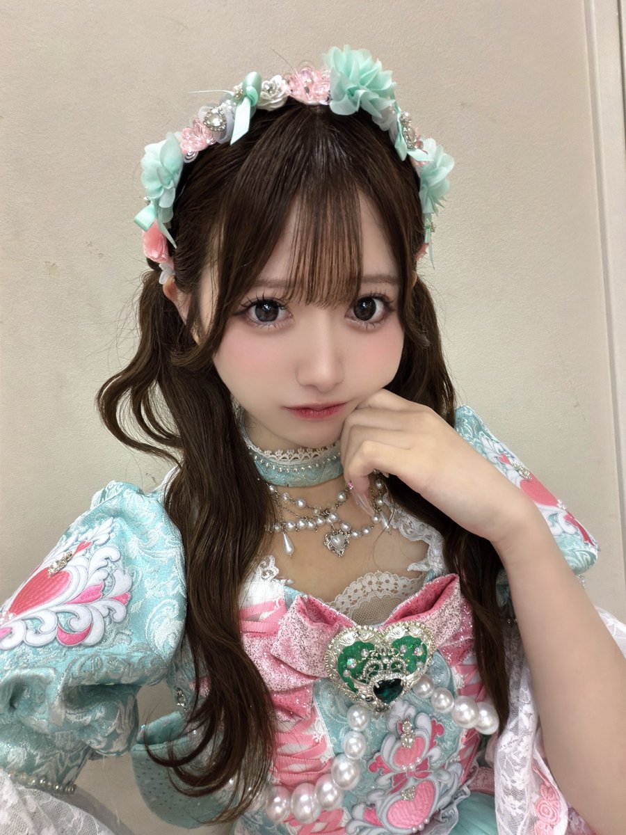 Suzu_Pchuu's tweet photo. 昨日はアフターパーティーありがとうございました( /  ̫ ‹ ）♡

来てくれたみんな本当にありがとう；；
たくさんの方が会いに来てくれて本当に嬉しかったよ；；
みんな緑のペンラもふりふりしてくれてありがとう😢

衣装も改めてかわいすぎるよねお気に入り꒰՞ ܸ. .ܸ՞꒱似合ってるかなー？？
これからもたくさん着たい✨

そして靴が壊れてしまって終始バタバタしていてお見苦しいところ見せちゃってごめんね；；
ワンマン頑張ったから靴が力尽きたのかもしれない(๑° ꒳ °๑)

昨日はプリチューに加入してから5ヶ月目最後のライブで、たくさんのペンライトとか見ていたらなんだか涙がでそうだったよ🥺
お披露目の時も自分のペンライトどのくらいあるんだろうってステージたつ前不安になっていて、いざステージに立ったら沢山のペンライトが見えて本当に嬉しかったんだけどきっと最初だけだから、この先どれくらいの人が私推しになっていてくれるんだろうって考えてまた不安になったり、、してたんだけど5ヶ月たってもずっと減らないでいてくれて新しい出会いも別れもあったりして！
みんなが会いに来てくれるから私を常に安心させてくれて
私がステージとかライブを大切にしてるってわかってくれてライブに足を運んでくれるみんなに本当にいつもありがとうって思ってるの；；
まだまだなところもあるけどこれからもみんなの前でアイドルでいれるように自分なりの信念を持って頑張るからね🤧

明日のライブは6ヶ月目当日だからみんなに会いたいな😢
10月会える人少ないみたいだから会える人募集中です(𓈒ʚ̴̶̷̷̥ ⩊ ɞ̴̶̷𓈒)笑笑

文がめちゃくちゃかもだけど伝わってますよーに！！だいすきだよ！