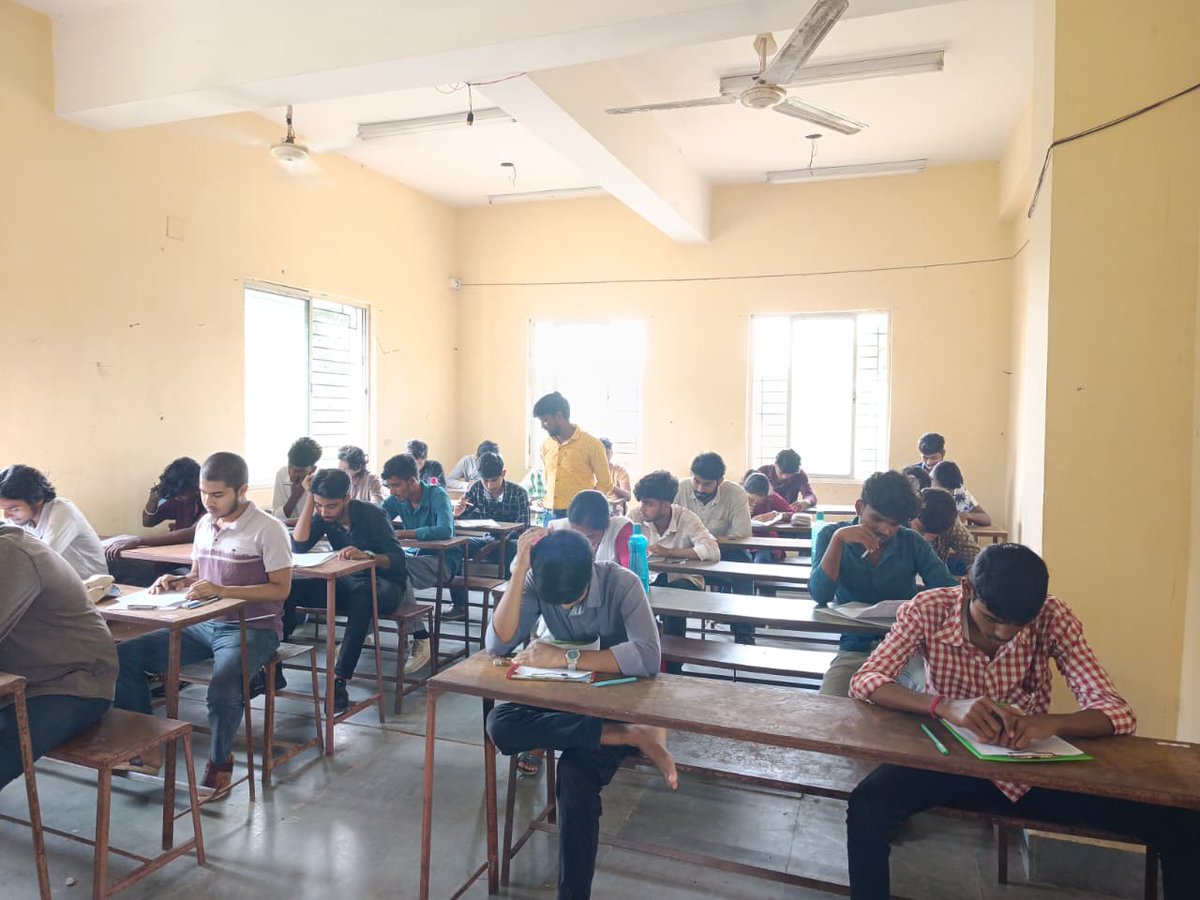bhatar_iti's tweet photo. 1st YEAR | 1st INTERNAL EXAMINATION
ভাতাড় গভর্নমেন্ট আই.টি.আই-এর 1st Year শিক্ষার্থীদের 1st Internal Examination অনুষ্ঠিত হলো আজ।শ্রেণিকক্ষে অর্জিত জ্ঞান, বোঝাপড়া ও প্রস্তুতিকে মূল্যায়নের মাধ্যমে শিক্ষার্থীরা এগিয়ে যাচ্ছে তাদের কারিগরি শিক্ষা ও দক্ষতা উন্নয়নের পরবর্তী ধাপে। https://t.co/AUK5r1YhMx
