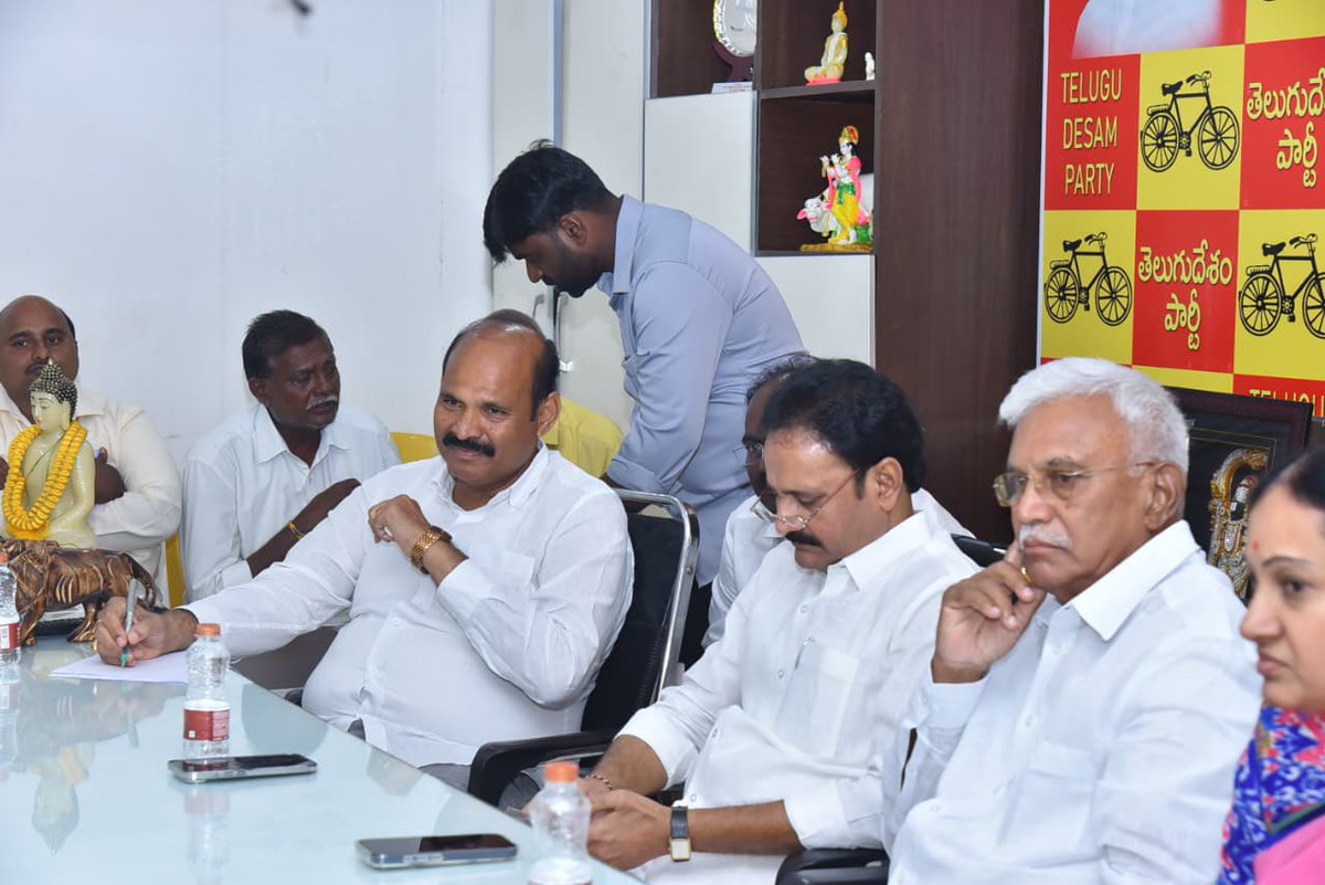kpsarathyTDP's tweet photo. ‘పేదల సేవలో’ కార్యక్రమం విజయవంతానికి రేపల్లె నియోజకవర్గంలో పార్టీ శ్రేణులతో సమావేశం..

గౌరవ ముఖ్యమంత్రివర్యులు చేపట్టిన ‘పేదల సేవలో’ కార్యక్రమాన్ని విజయవంతంగా నిర్వహించేందుకు రేపల్లె నియోజకవర్గంలోని మండల పార్టీ అధ్యక్షులు, ముఖ్య నాయకులు, పార్టీ క్యాడర్‌తో ఈరోజు సమావేశం నిర్వహించారు.

ఈ సమావేశంలో జిల్లా ఇన్‌చార్జి మంత్రివర్యులు శ్రీ కొలుసు పార్థసారథి గారు పాల్గొని.. కార్యక్రమ నిర్వహణ, పార్టీ శ్రేణుల సమన్వయం, ప్రజలకు కార్యక్రమం ద్వారా అందే ప్రయోజనాలపై నాయకులు, కార్యకర్తలకు దిశానిర్దేశం చేశారు.

ఈ సమావేశంలో మాజీ మంత్రులు శ్రీ మోపిదేవి వెంకటరమణ గారు, శ్రీ అనగాని శివప్రసాద్ గారు, బాపట్ల జిల్లా టీడీపీ అధ్యక్షులు శ్రీ శనగల రాజశేఖర్ గారు, మండల పార్టీ అధ్యక్షులు, స్థానిక ప్రజాప్రతినిధులు, ముఖ్య నాయకులు, పార్టీ శ్రేణులు పాల్గొన్నారు.

#KolusuParthaSarathy #ChandrababuNaidu #Bapatla #PedhalaSevalo