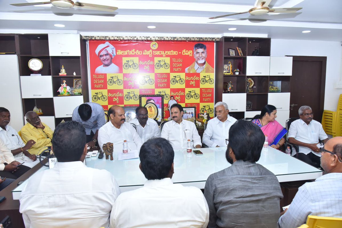 kpsarathyTDP's tweet photo. ‘పేదల సేవలో’ కార్యక్రమం విజయవంతానికి రేపల్లె నియోజకవర్గంలో పార్టీ శ్రేణులతో సమావేశం..

గౌరవ ముఖ్యమంత్రివర్యులు చేపట్టిన ‘పేదల సేవలో’ కార్యక్రమాన్ని విజయవంతంగా నిర్వహించేందుకు రేపల్లె నియోజకవర్గంలోని మండల పార్టీ అధ్యక్షులు, ముఖ్య నాయకులు, పార్టీ క్యాడర్‌తో ఈరోజు సమావేశం నిర్వహించారు.

ఈ సమావేశంలో జిల్లా ఇన్‌చార్జి మంత్రివర్యులు శ్రీ కొలుసు పార్థసారథి గారు పాల్గొని.. కార్యక్రమ నిర్వహణ, పార్టీ శ్రేణుల సమన్వయం, ప్రజలకు కార్యక్రమం ద్వారా అందే ప్రయోజనాలపై నాయకులు, కార్యకర్తలకు దిశానిర్దేశం చేశారు.

ఈ సమావేశంలో మాజీ మంత్రులు శ్రీ మోపిదేవి వెంకటరమణ గారు, శ్రీ అనగాని శివప్రసాద్ గారు, బాపట్ల జిల్లా టీడీపీ అధ్యక్షులు శ్రీ శనగల రాజశేఖర్ గారు, మండల పార్టీ అధ్యక్షులు, స్థానిక ప్రజాప్రతినిధులు, ముఖ్య నాయకులు, పార్టీ శ్రేణులు పాల్గొన్నారు.

#KolusuParthaSarathy #ChandrababuNaidu #Bapatla #PedhalaSevalo