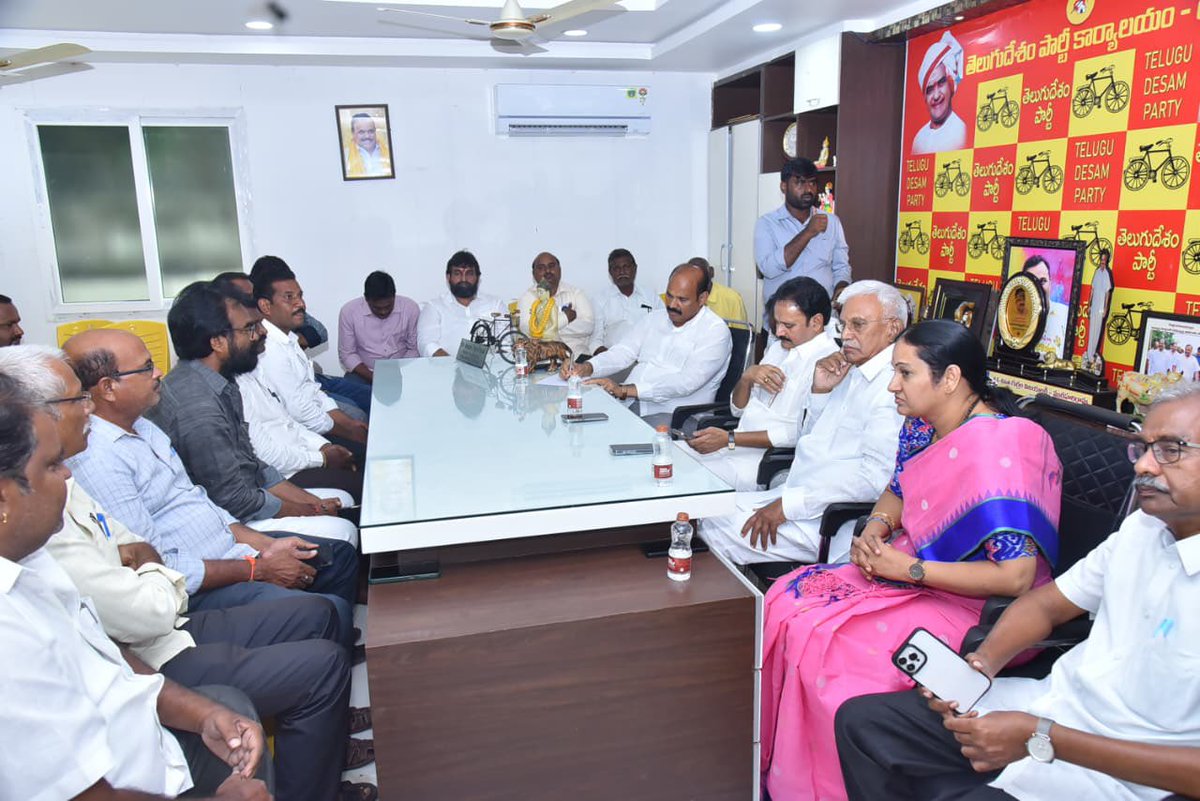 kpsarathyTDP's tweet photo. ‘పేదల సేవలో’ కార్యక్రమం విజయవంతానికి రేపల్లె నియోజకవర్గంలో పార్టీ శ్రేణులతో సమావేశం..

గౌరవ ముఖ్యమంత్రివర్యులు చేపట్టిన ‘పేదల సేవలో’ కార్యక్రమాన్ని విజయవంతంగా నిర్వహించేందుకు రేపల్లె నియోజకవర్గంలోని మండల పార్టీ అధ్యక్షులు, ముఖ్య నాయకులు, పార్టీ క్యాడర్‌తో ఈరోజు సమావేశం నిర్వహించారు.

ఈ సమావేశంలో జిల్లా ఇన్‌చార్జి మంత్రివర్యులు శ్రీ కొలుసు పార్థసారథి గారు పాల్గొని.. కార్యక్రమ నిర్వహణ, పార్టీ శ్రేణుల సమన్వయం, ప్రజలకు కార్యక్రమం ద్వారా అందే ప్రయోజనాలపై నాయకులు, కార్యకర్తలకు దిశానిర్దేశం చేశారు.

ఈ సమావేశంలో మాజీ మంత్రులు శ్రీ మోపిదేవి వెంకటరమణ గారు, శ్రీ అనగాని శివప్రసాద్ గారు, బాపట్ల జిల్లా టీడీపీ అధ్యక్షులు శ్రీ శనగల రాజశేఖర్ గారు, మండల పార్టీ అధ్యక్షులు, స్థానిక ప్రజాప్రతినిధులు, ముఖ్య నాయకులు, పార్టీ శ్రేణులు పాల్గొన్నారు.

#KolusuParthaSarathy #ChandrababuNaidu #Bapatla #PedhalaSevalo