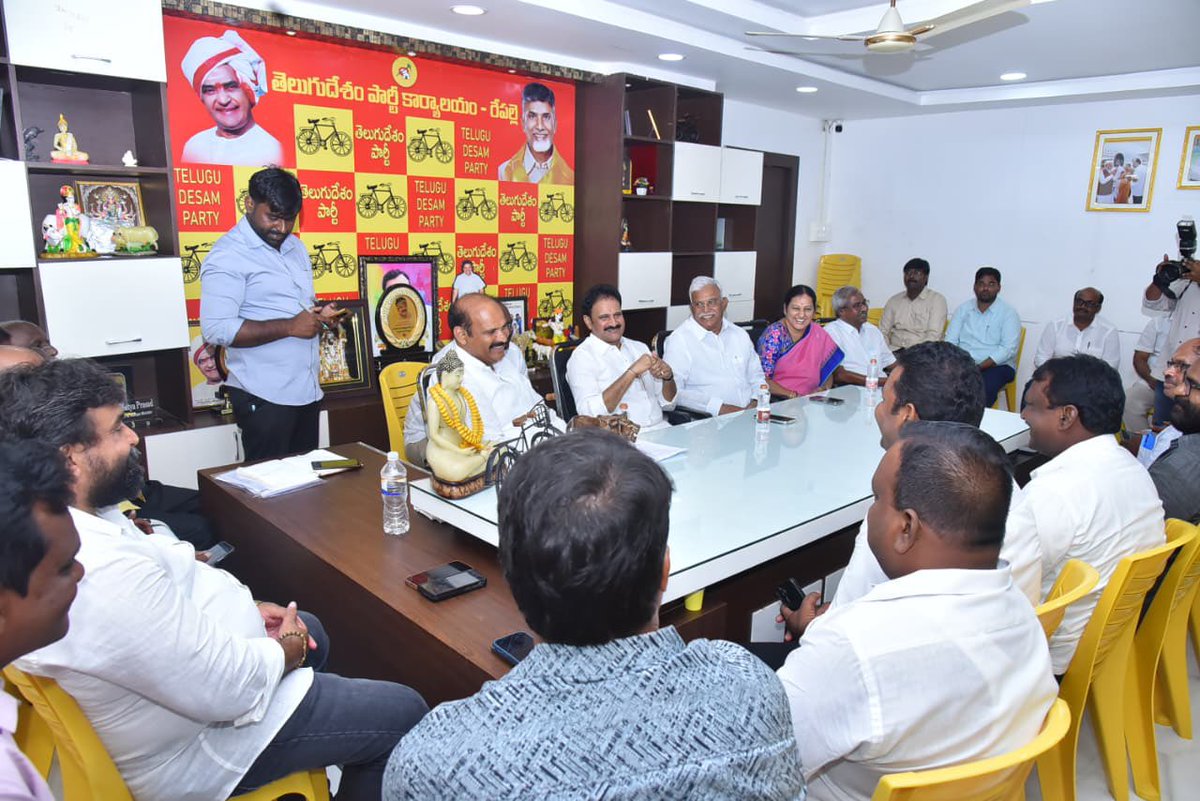 kpsarathyTDP's tweet photo. ‘పేదల సేవలో’ కార్యక్రమం విజయవంతానికి రేపల్లె నియోజకవర్గంలో పార్టీ శ్రేణులతో సమావేశం..

గౌరవ ముఖ్యమంత్రివర్యులు చేపట్టిన ‘పేదల సేవలో’ కార్యక్రమాన్ని విజయవంతంగా నిర్వహించేందుకు రేపల్లె నియోజకవర్గంలోని మండల పార్టీ అధ్యక్షులు, ముఖ్య నాయకులు, పార్టీ క్యాడర్‌తో ఈరోజు సమావేశం నిర్వహించారు.

ఈ సమావేశంలో జిల్లా ఇన్‌చార్జి మంత్రివర్యులు శ్రీ కొలుసు పార్థసారథి గారు పాల్గొని.. కార్యక్రమ నిర్వహణ, పార్టీ శ్రేణుల సమన్వయం, ప్రజలకు కార్యక్రమం ద్వారా అందే ప్రయోజనాలపై నాయకులు, కార్యకర్తలకు దిశానిర్దేశం చేశారు.

ఈ సమావేశంలో మాజీ మంత్రులు శ్రీ మోపిదేవి వెంకటరమణ గారు, శ్రీ అనగాని శివప్రసాద్ గారు, బాపట్ల జిల్లా టీడీపీ అధ్యక్షులు శ్రీ శనగల రాజశేఖర్ గారు, మండల పార్టీ అధ్యక్షులు, స్థానిక ప్రజాప్రతినిధులు, ముఖ్య నాయకులు, పార్టీ శ్రేణులు పాల్గొన్నారు.

#KolusuParthaSarathy #ChandrababuNaidu #Bapatla #PedhalaSevalo