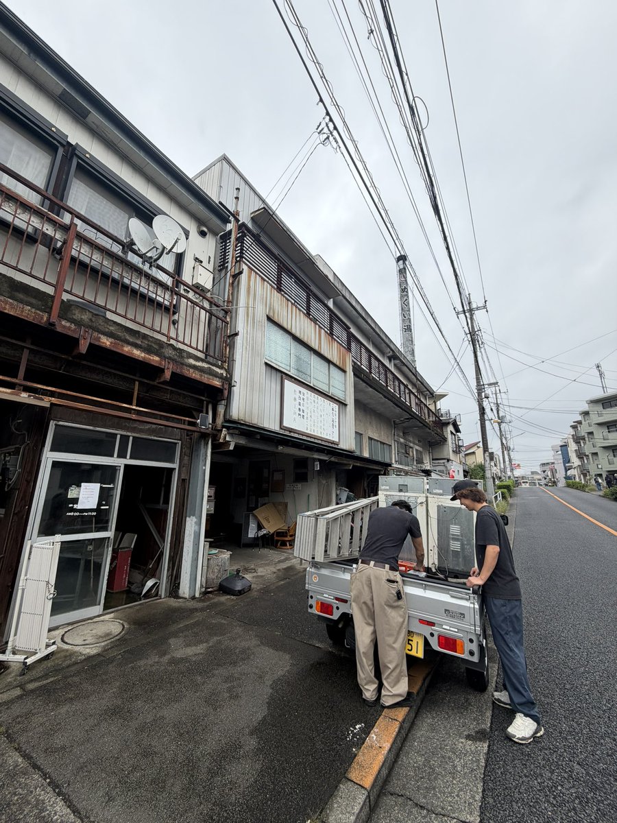 sugma_org's tweet photo. 東京学芸大学近くの銭湯、1971年創業の「ぬくい湯」さん

明後日10/2（金）から解体が始まるということで、お声がけいただき、備品を譲り受けてきました。ポンプ、電磁弁、洗濯機、掃除機、脚立など。

長年、ぬくい湯さんを支えてきた道具たちを
今度は鶴の湯で大切に使わせていただきます。

ありがとうございました♨️