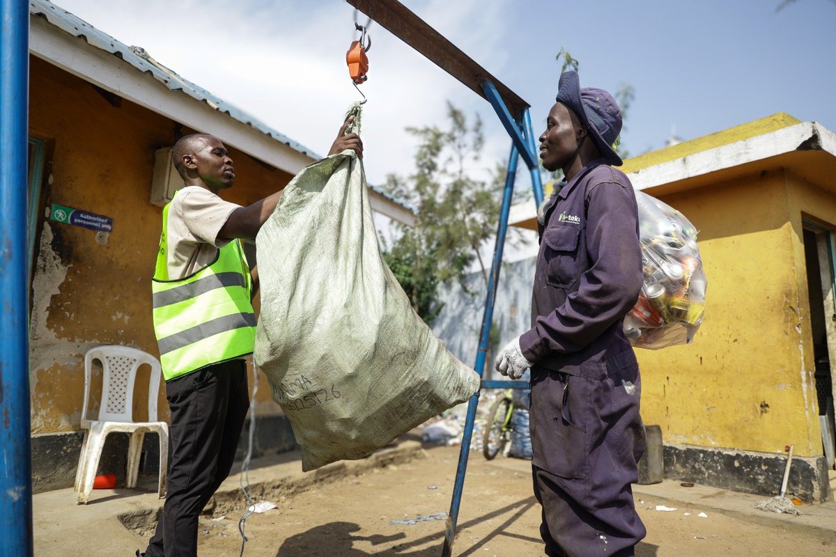 nerreah_1's tweet photo. Ready with gloves and a sack?Well,meet Pangani Cleaners, Volunteers in Nakuru County who clean up the markets,collect waste,sort and sell plastics.A source of income it is.WASTE ISNT WORTHLESS IT PAYS#MajiNaTaka https://t.co/GYX1x6zFh6