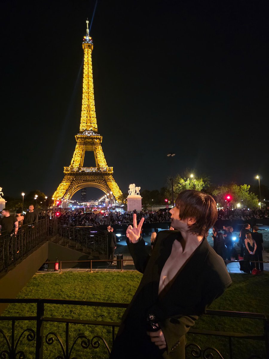 daintoiny's tweet photo. to have a romantic date with him under the eiffel tower https://t.co/TxN6ZIHTUu